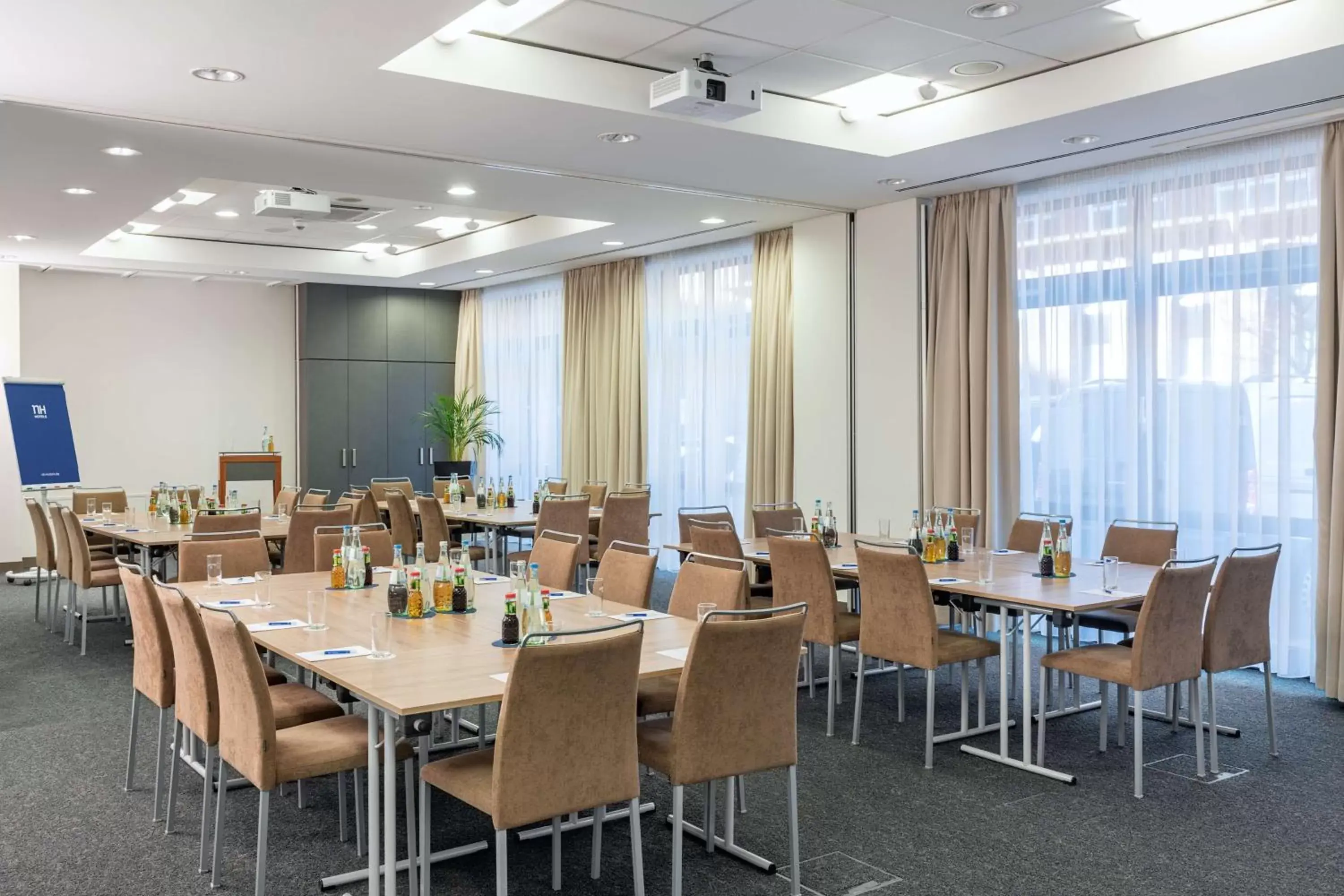 Meeting/conference room, Restaurant/Places to Eat in NH Hamburg Altona