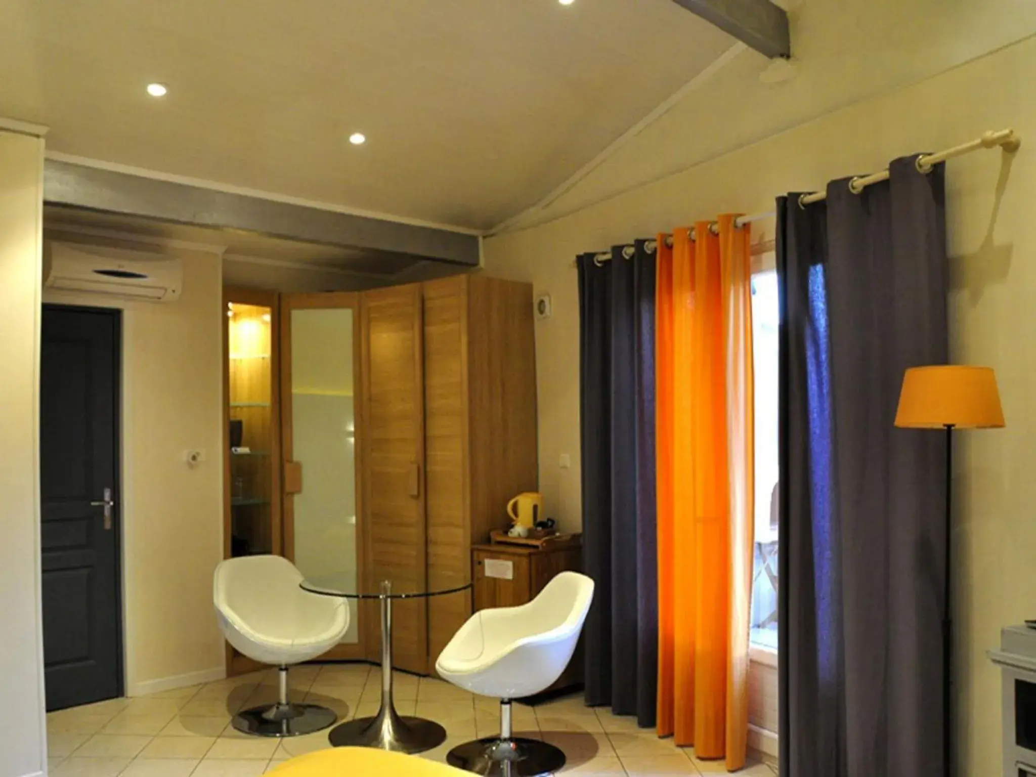 Seating area, Bathroom in Private Hôtel - Adult Only
