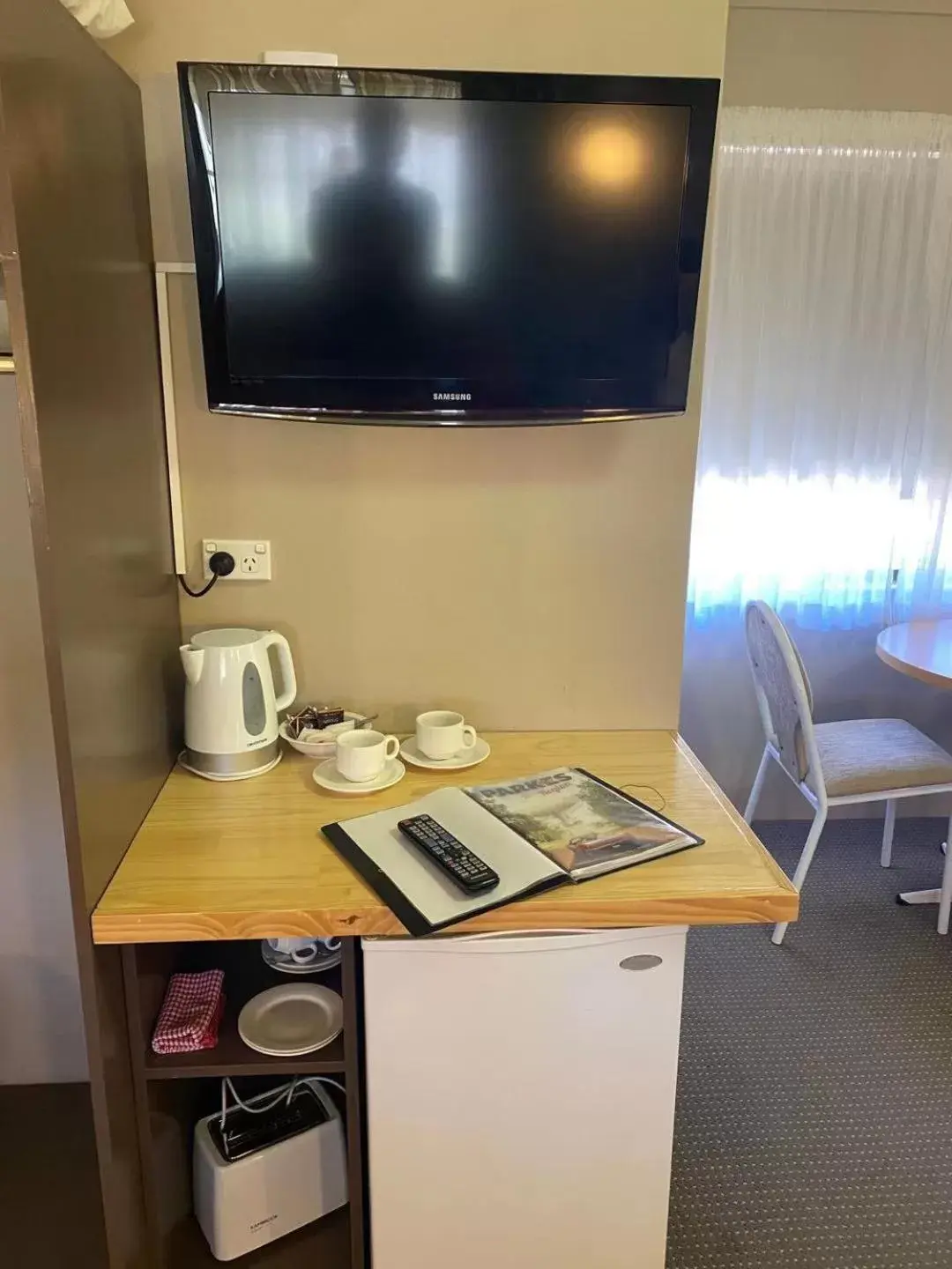 Coffee/tea facilities, TV/Entertainment Center in Apollo Motel Parkes