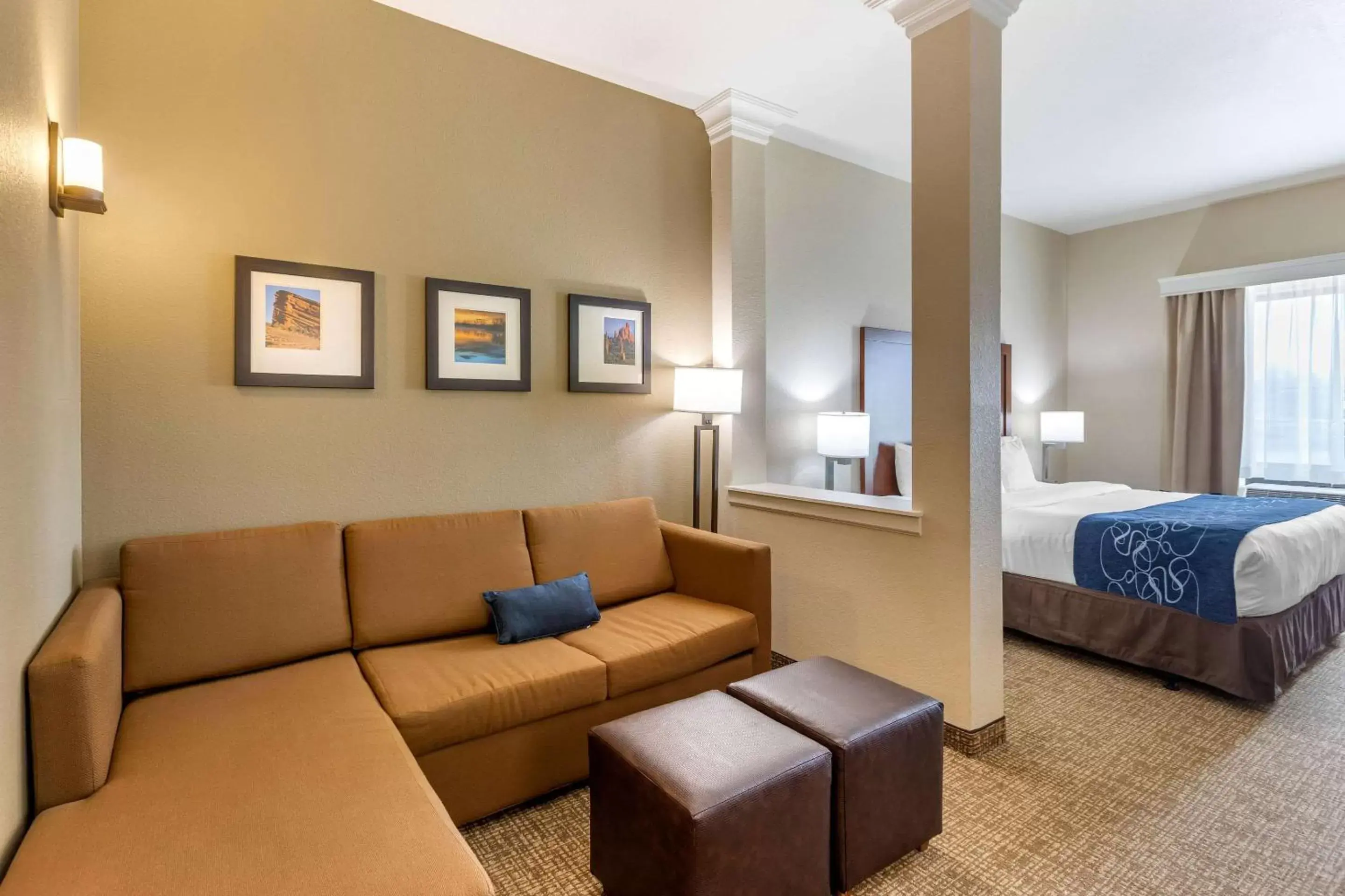 Photo of the whole room, Seating Area in Comfort Suites Near Denver Downtown