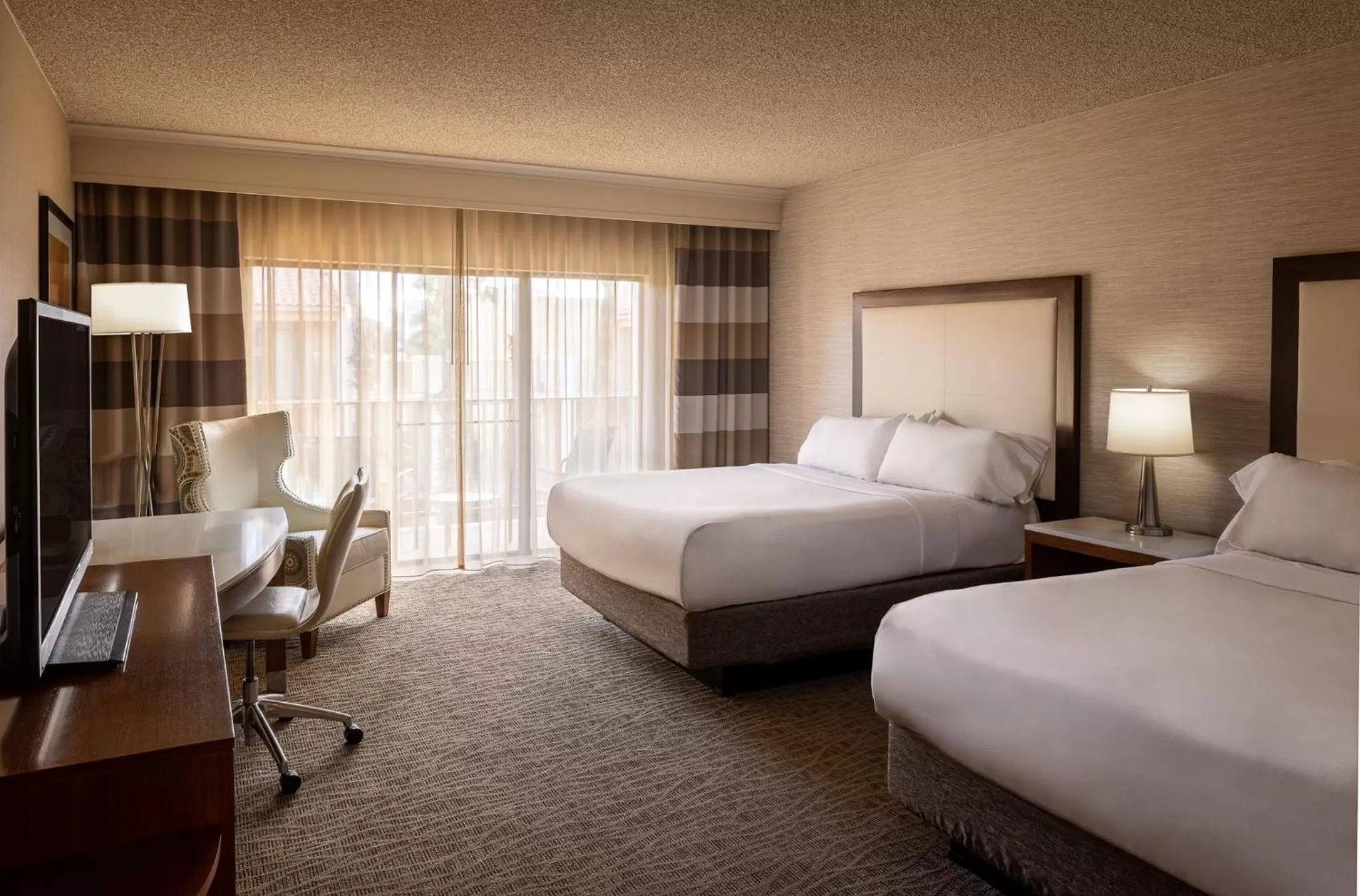 Photo of the whole room, Bed in Crowne Plaza Phoenix - Chandler Golf Resort by IHG