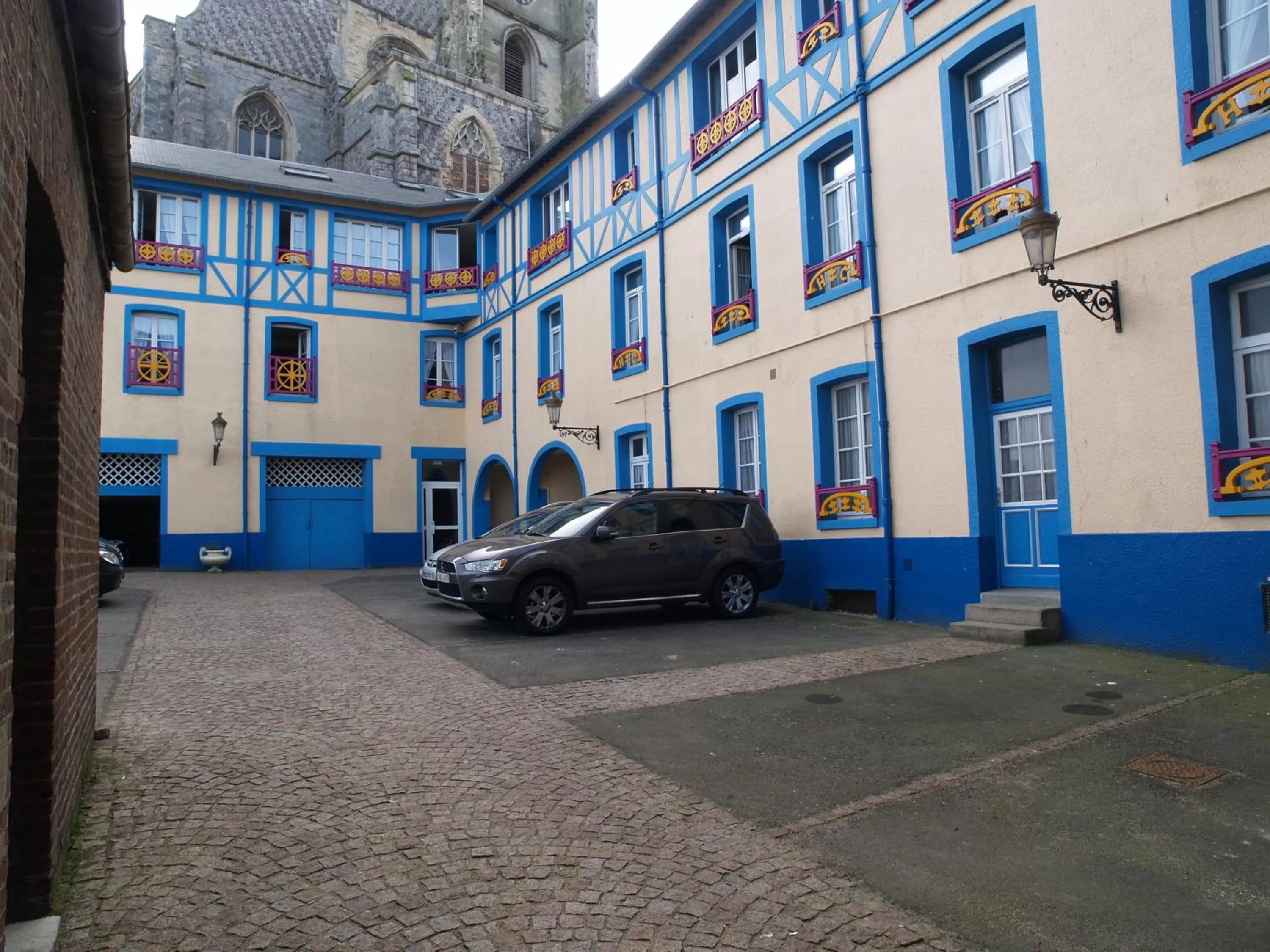 Property building in Hôtel De Calais