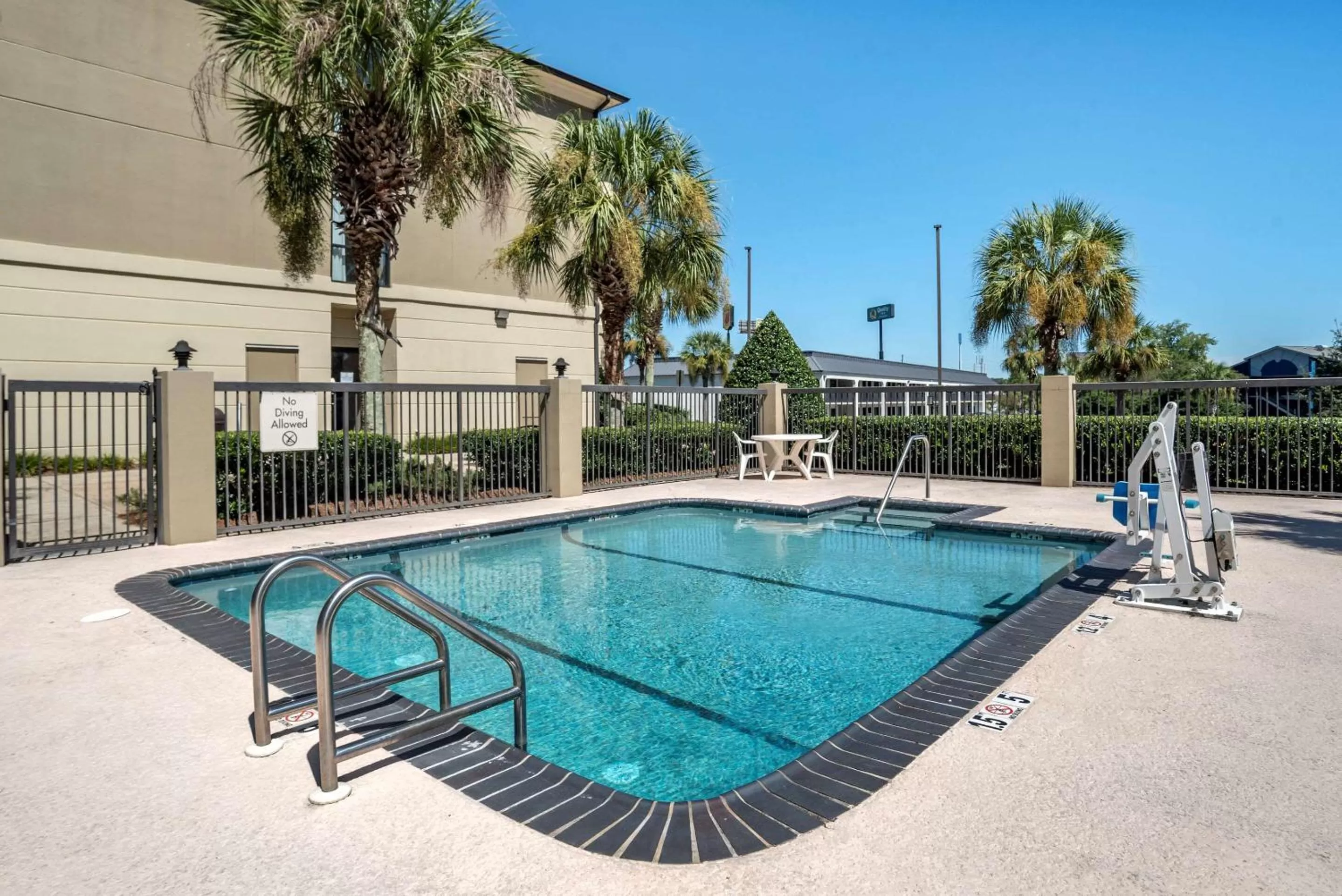 Swimming pool in Comfort Suites Mobile West Tillmans Corner