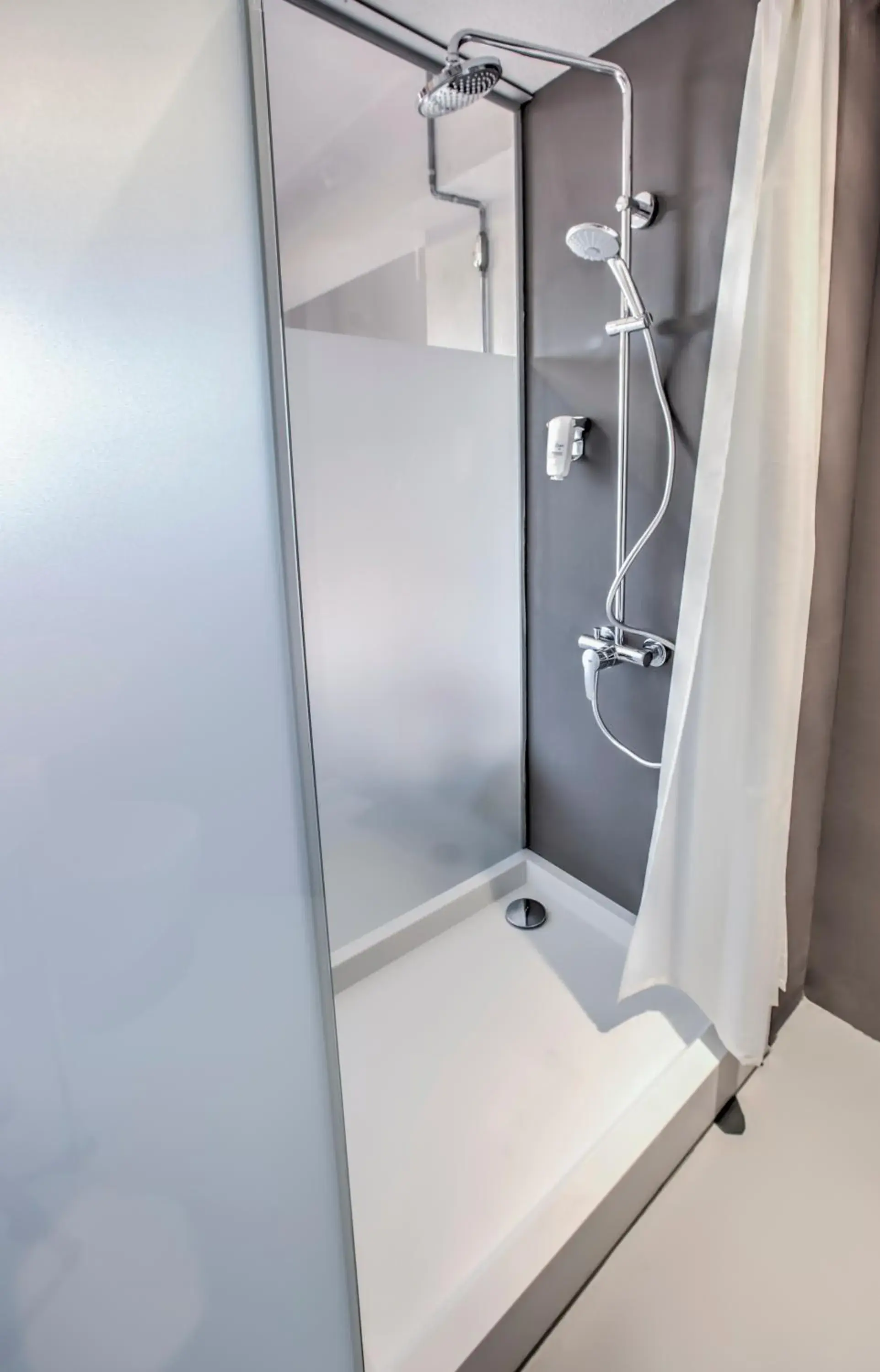 Shower, Bathroom in Vavien Hotel