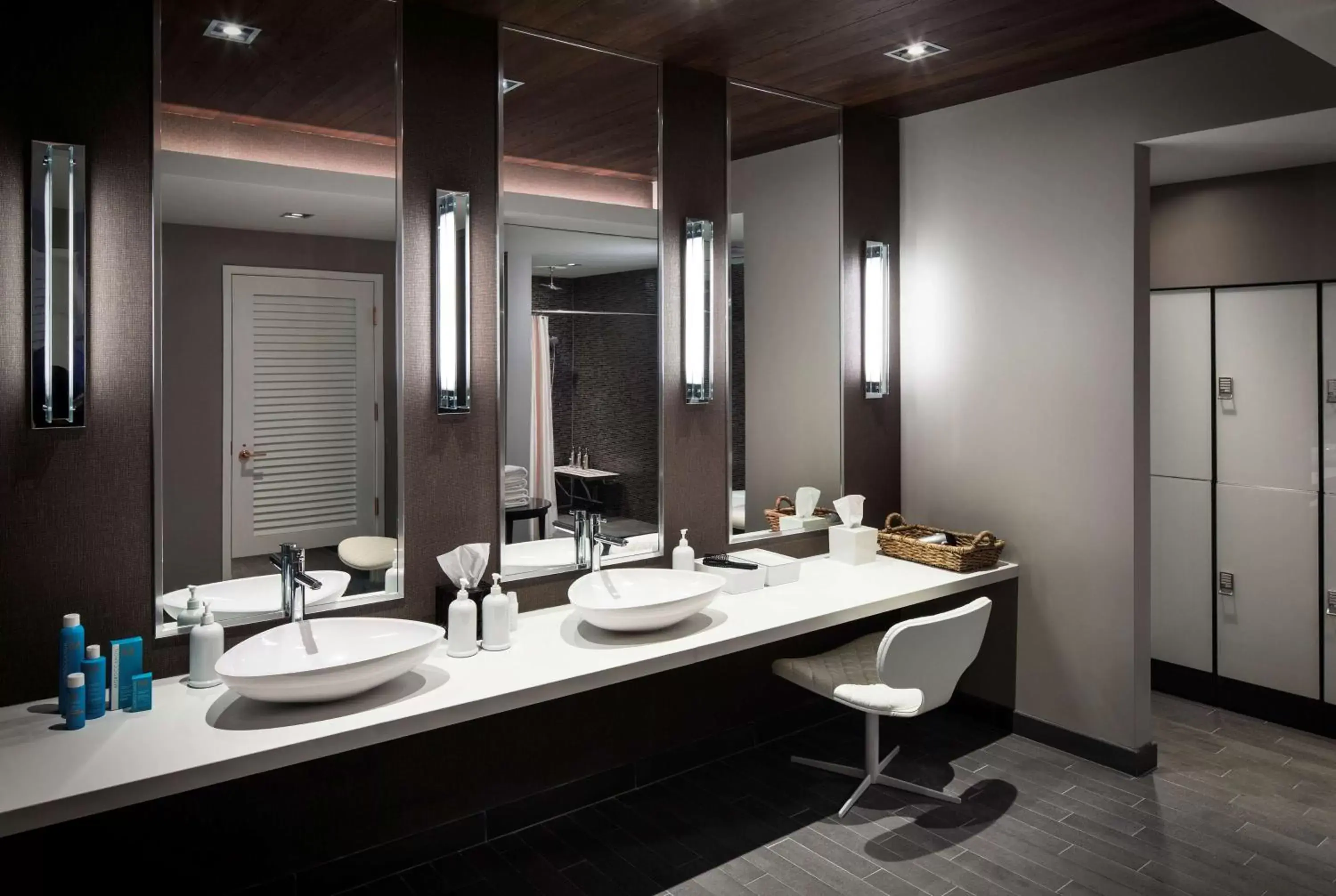 Spa and wellness centre/facilities, Bathroom in The Logan Philadelphia, Curio Collection by Hilton