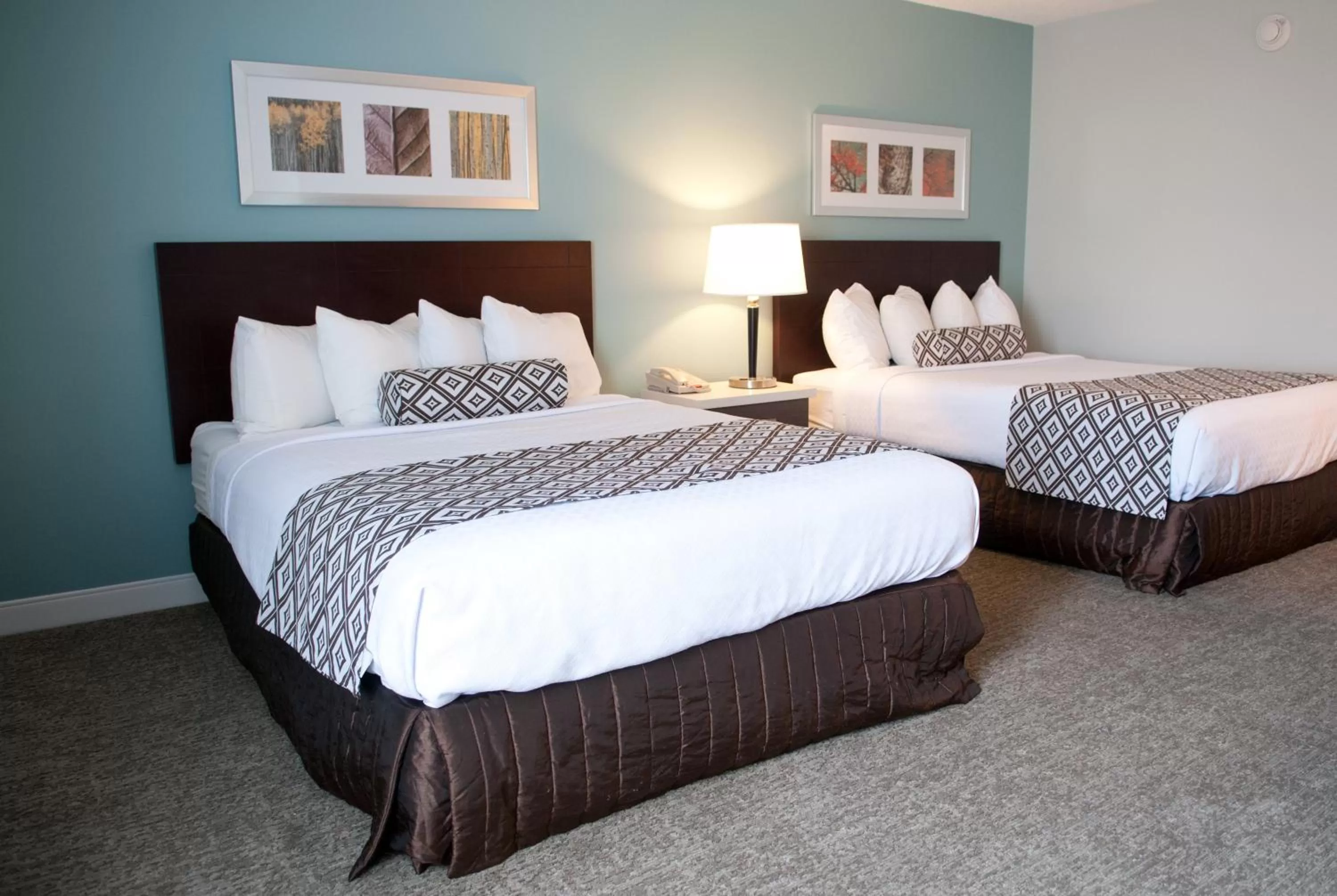 Photo of the whole room, Bed in Crowne Plaza Hotel and Suites Pittsburgh South by IHG