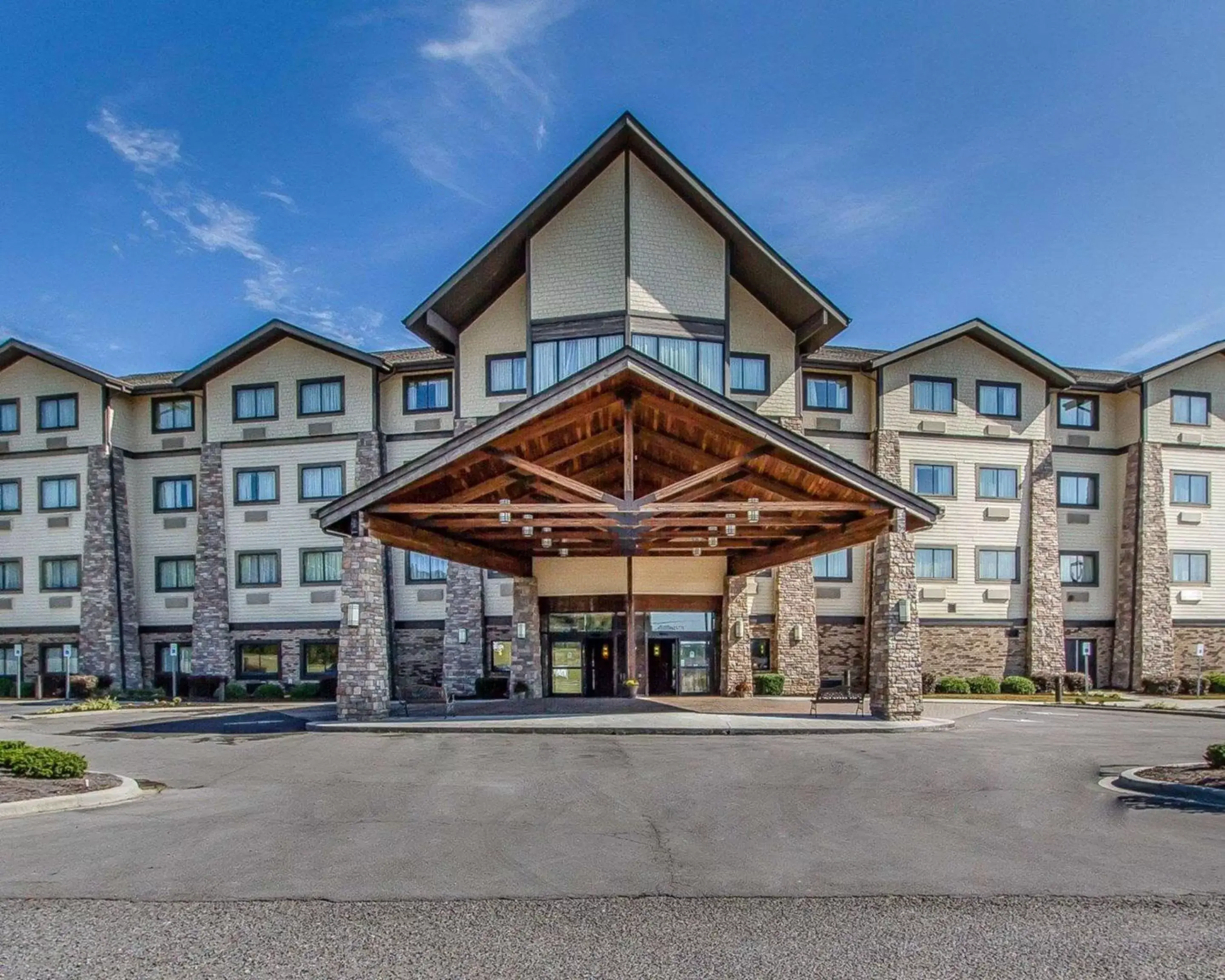 Property Building in Comfort Inn and Suites Near Lake Guntersville