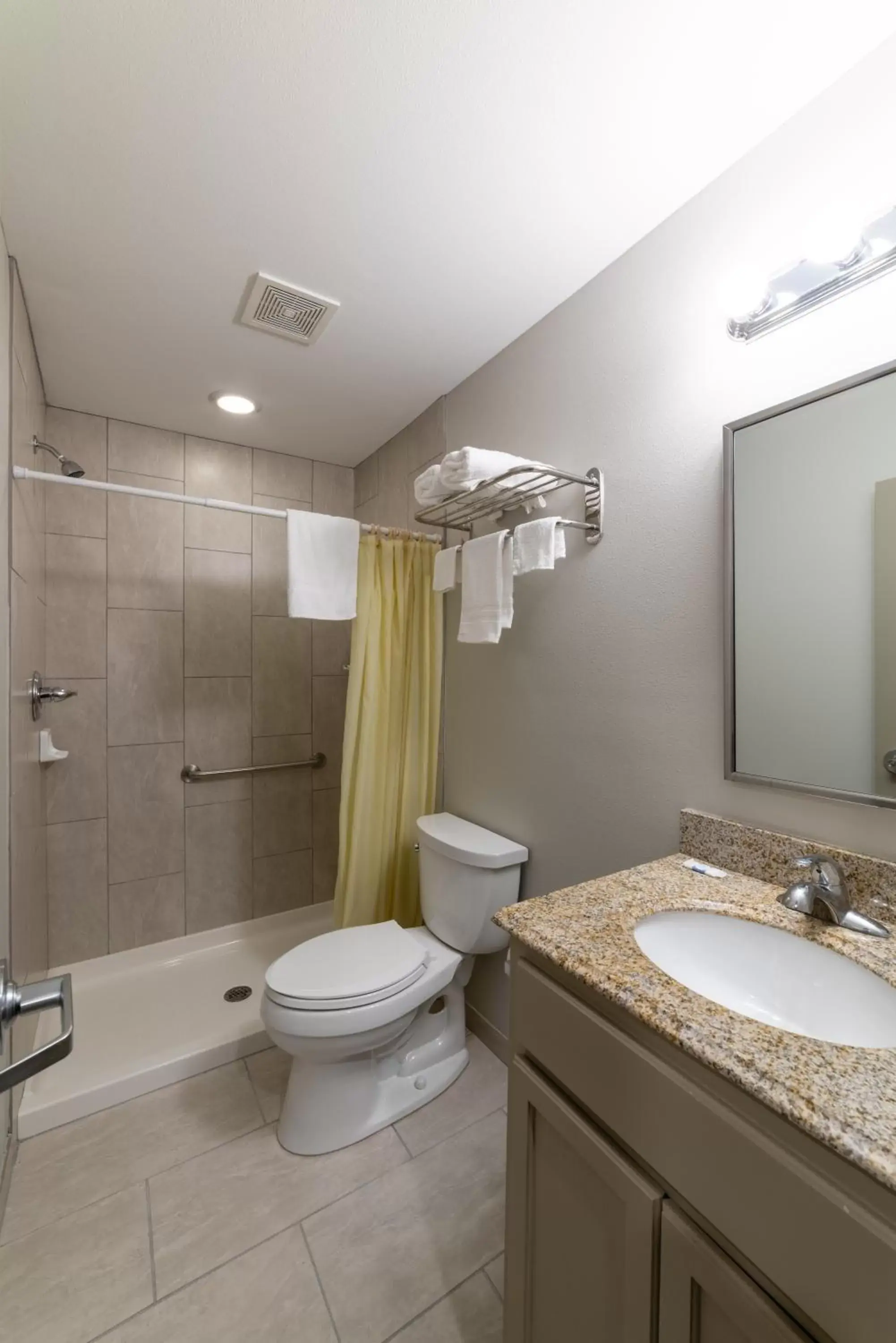 Shower, Bathroom in Budget Inn & Suites Baton Rouge