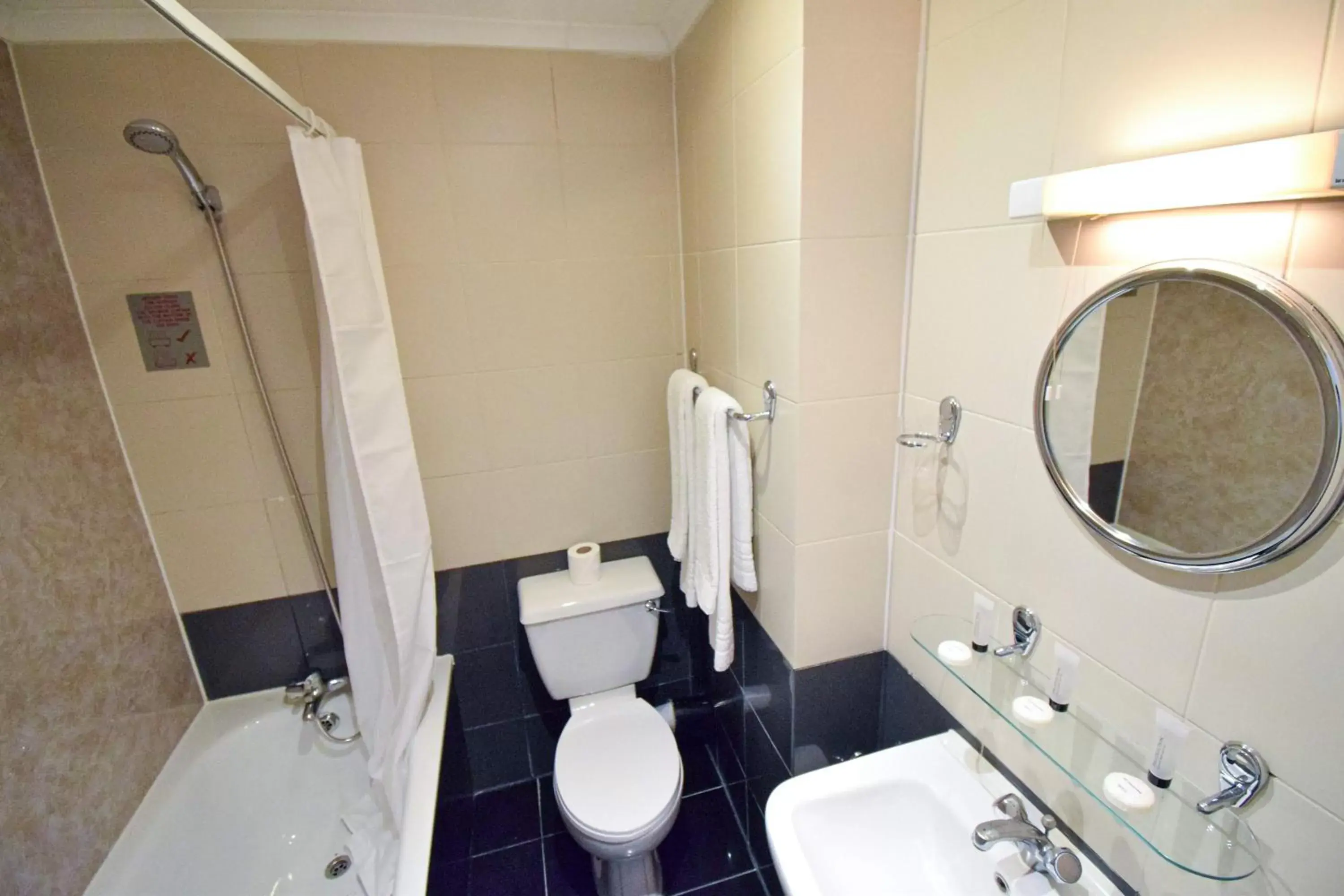 Bathroom in Pembridge Palace Hotel