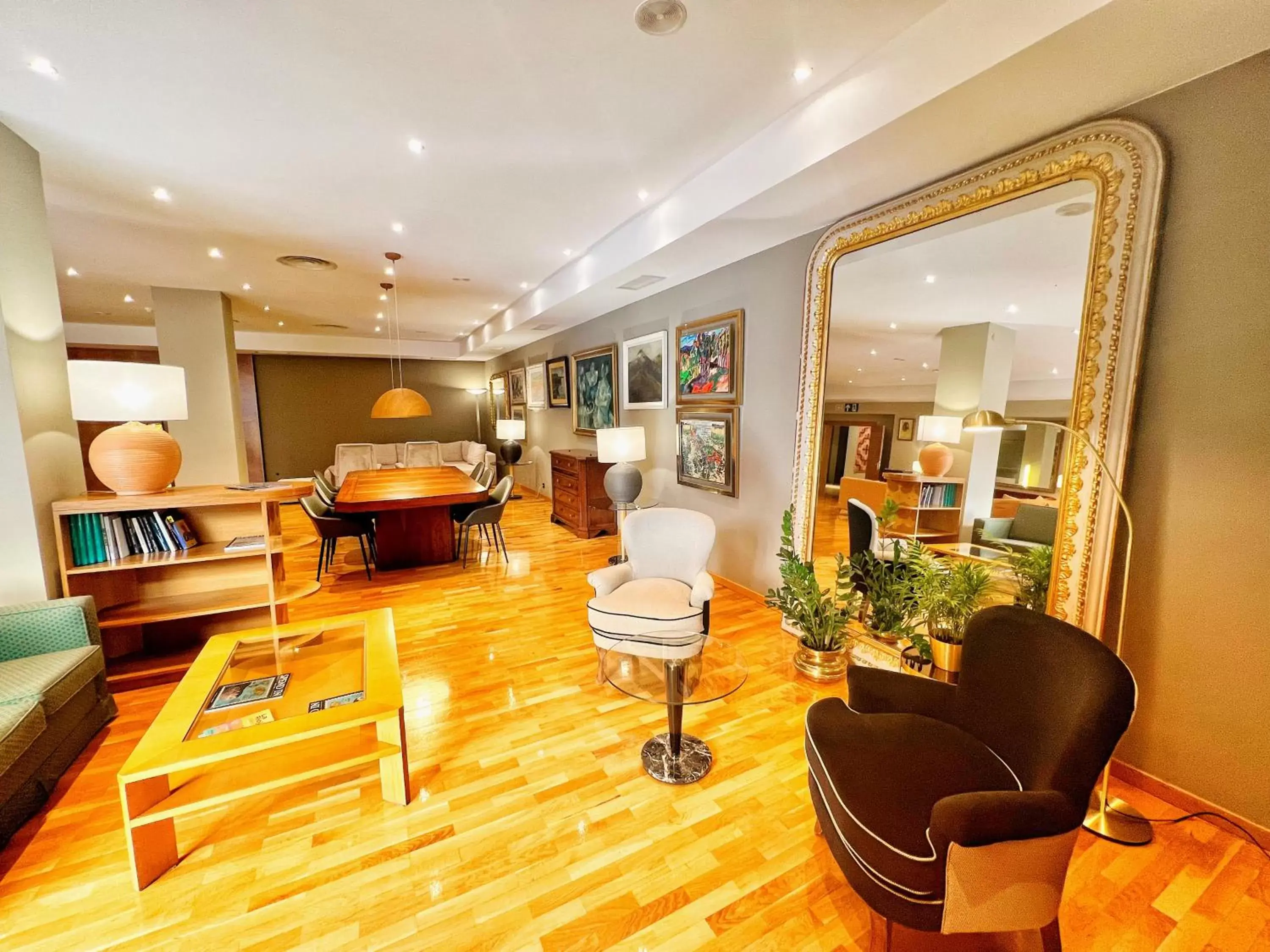 Living room, Lobby/Reception in Mercure Carlton Rioja