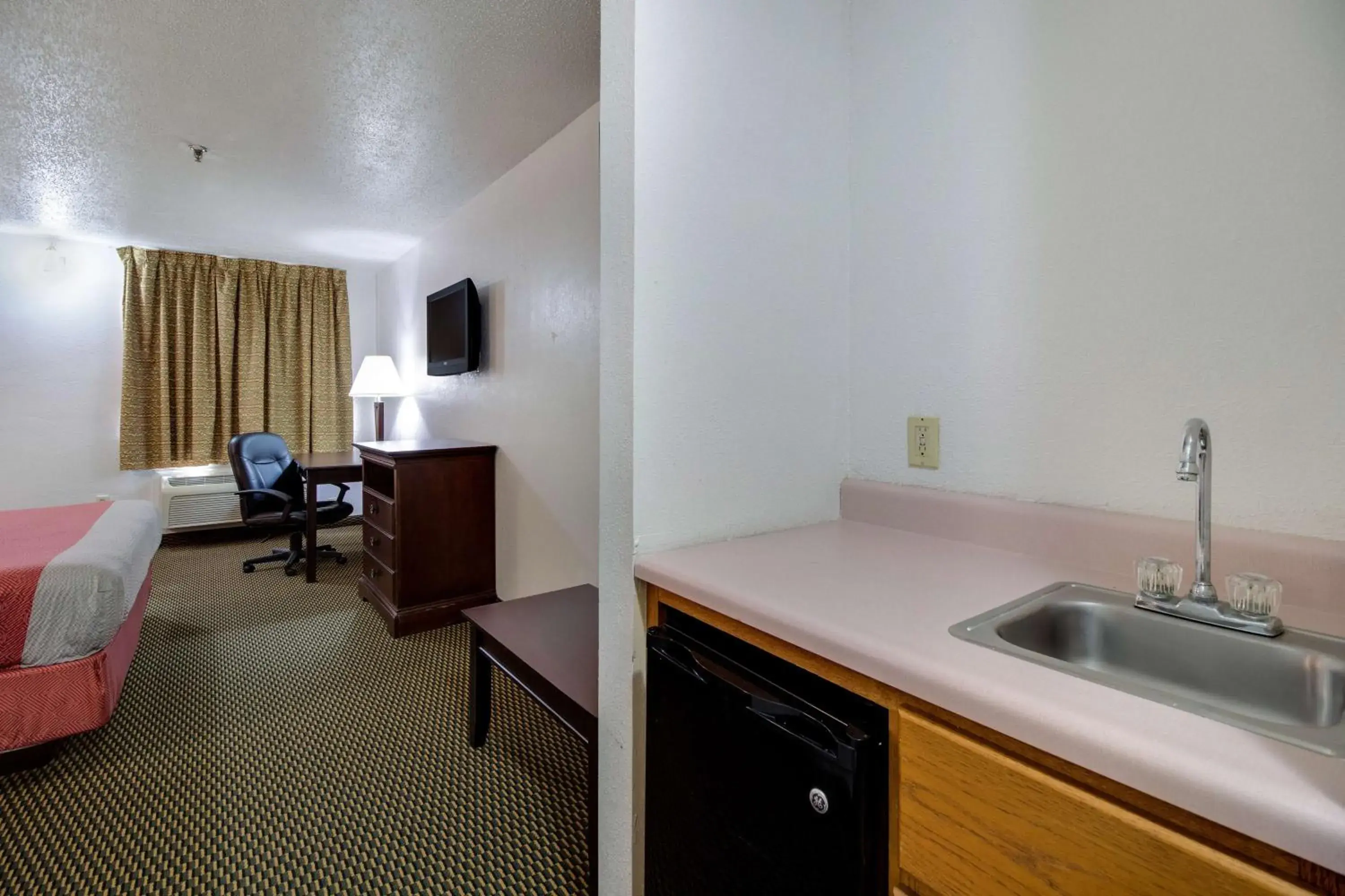 Photo of the whole room, Kitchen/Kitchenette in Motel 6-Marion, IL