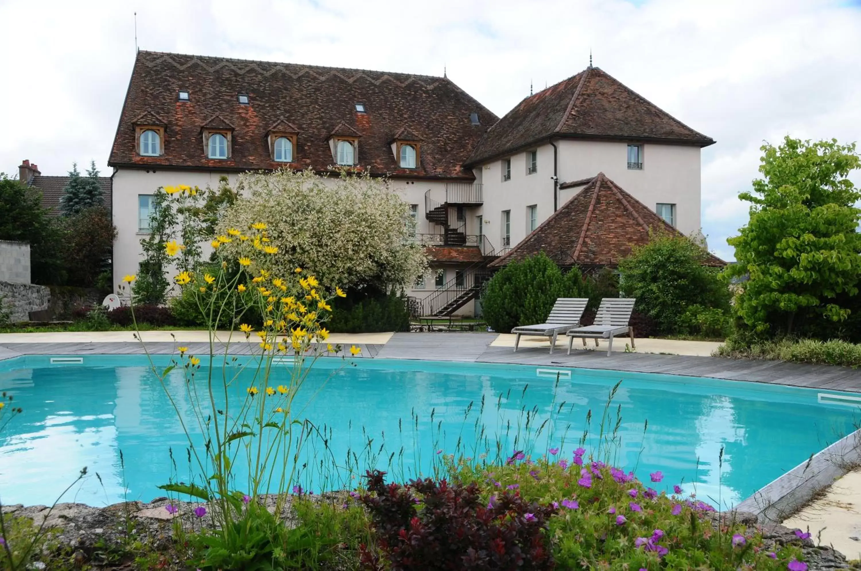Swimming pool, Property Building in Hostellerie de la Tour d'Auxois