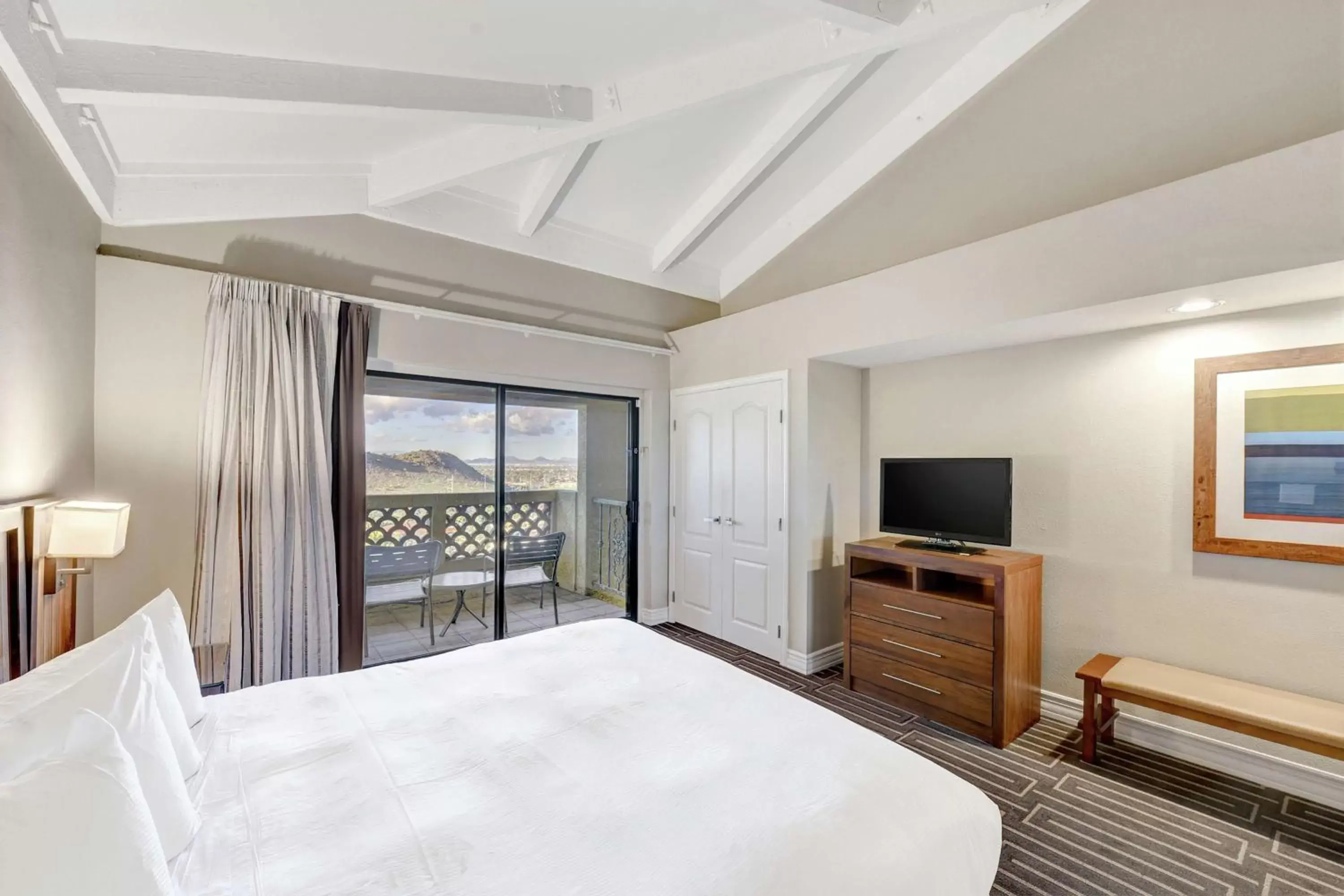 Bed, TV/Entertainment Center in Hilton Phoenix Tapatio Cliffs Resort