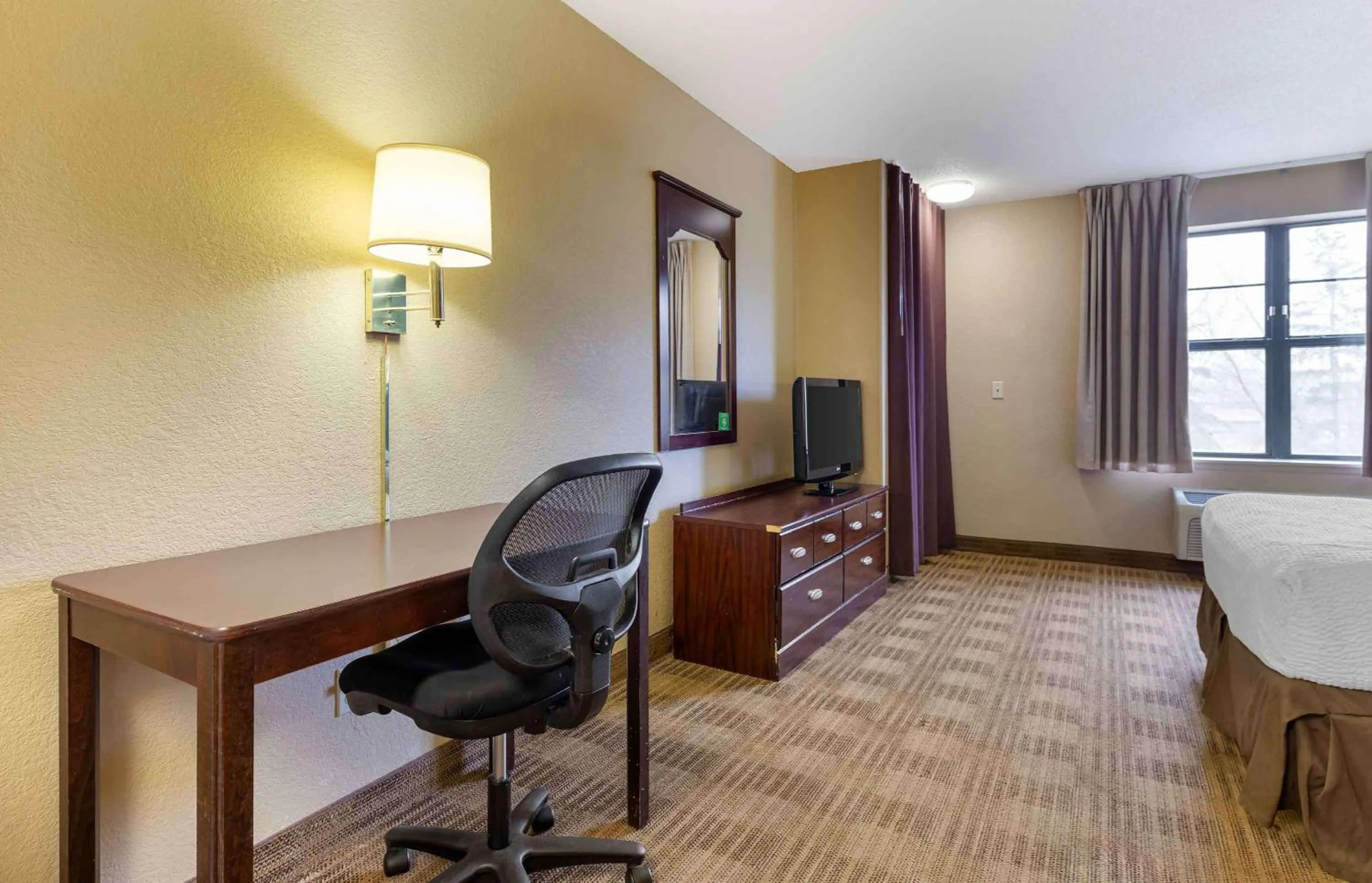 Bedroom, Bed in Extended Stay America Suites - Minneapolis - Airport - Eagan - South