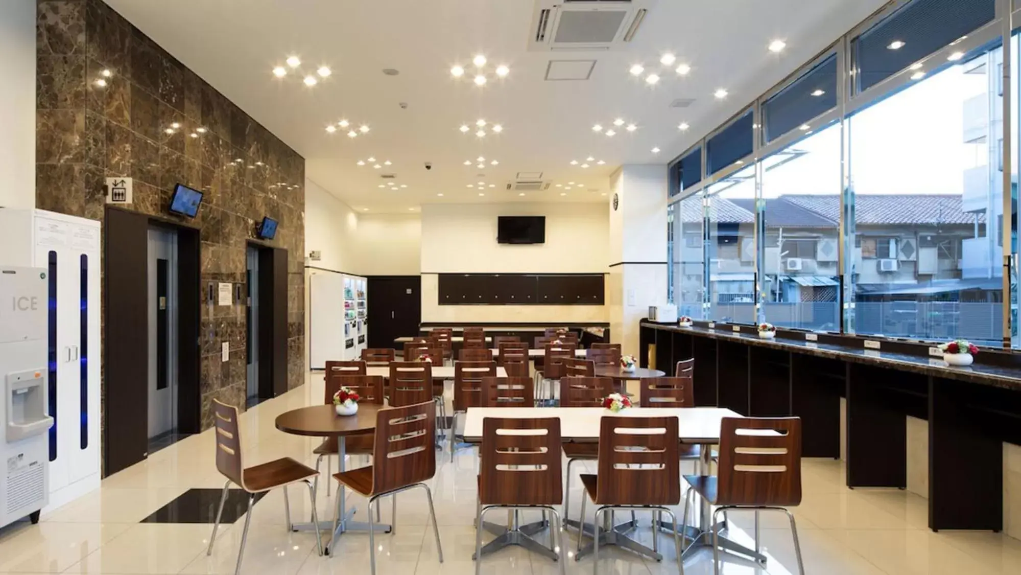 Lobby or reception, Restaurant/Places to Eat in Toyoko Inn Kashiwa-eki Higashi-guchi