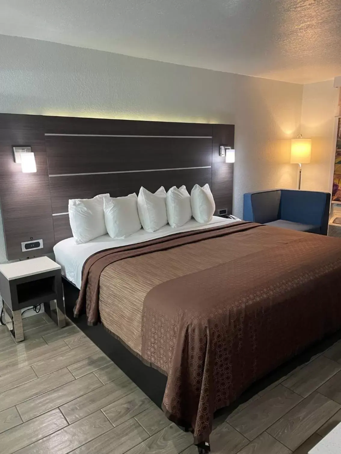 Bed in Econo Lodge Inn & Suites Near Lackland AFB