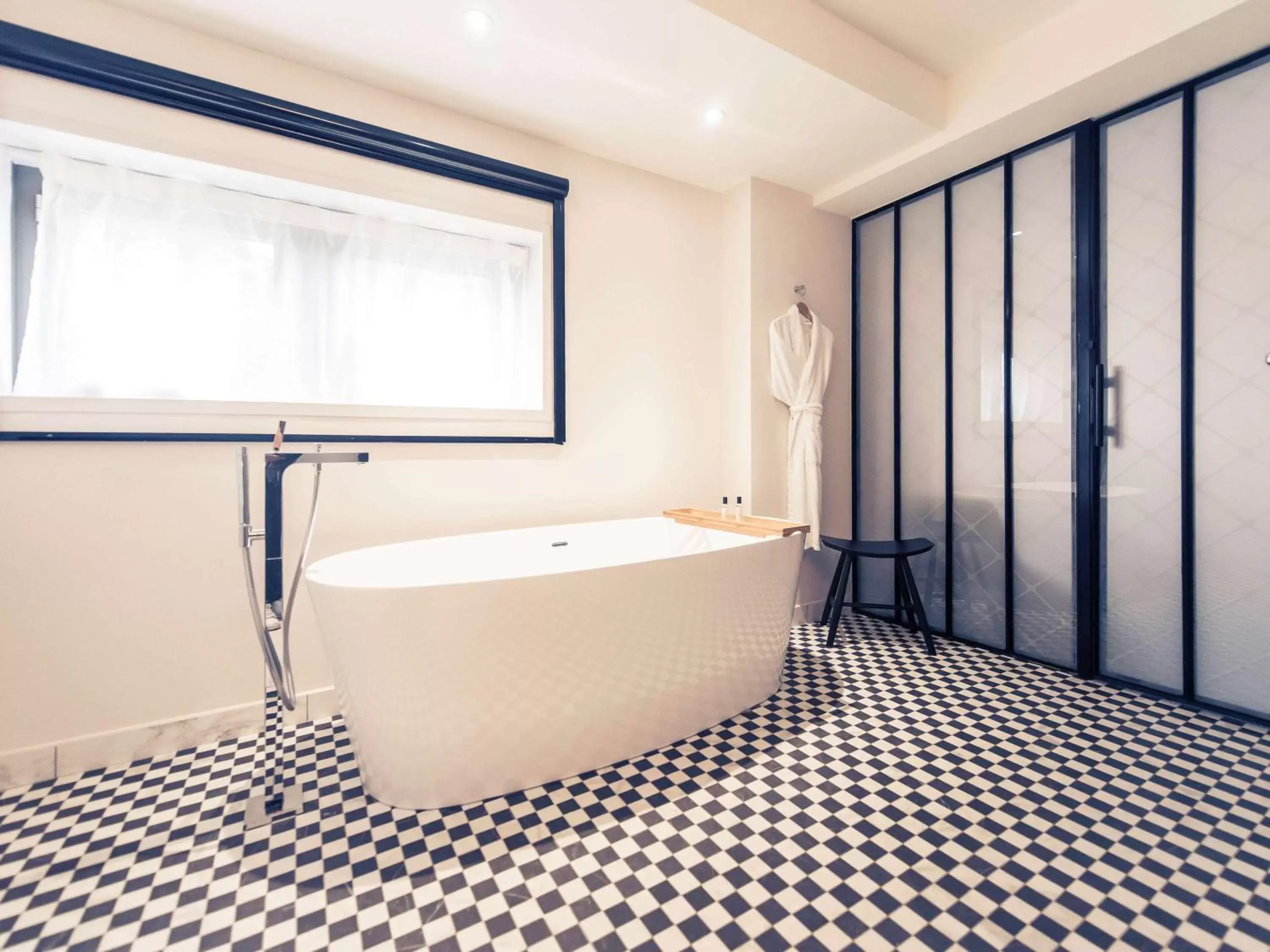 Photo of the whole room, Bathroom in Mercure Nantes Centre Gare