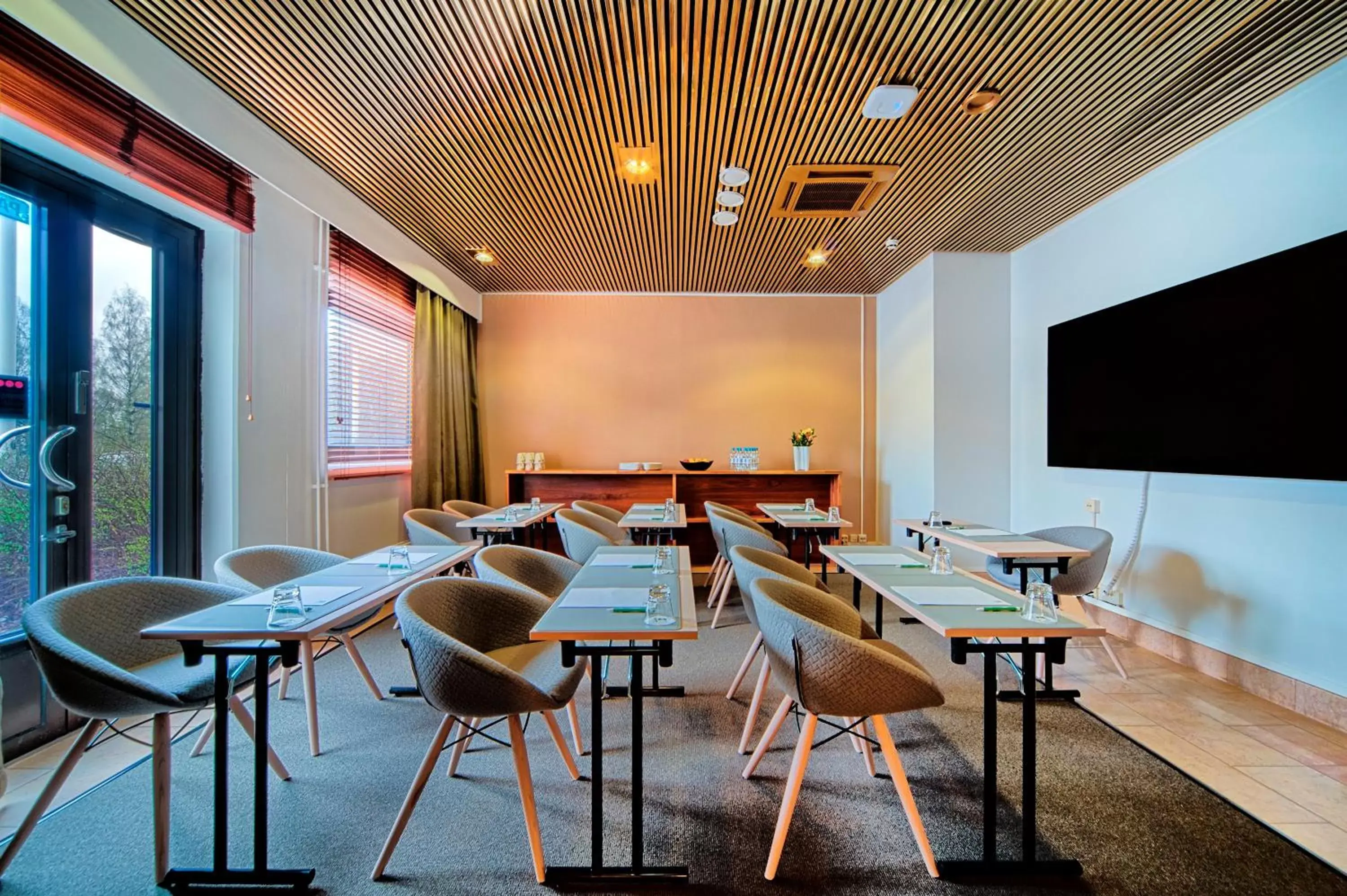 Meeting/conference room, Restaurant/Places to Eat in Holiday Inn Helsinki-Vantaa Airport, an IHG Hotel