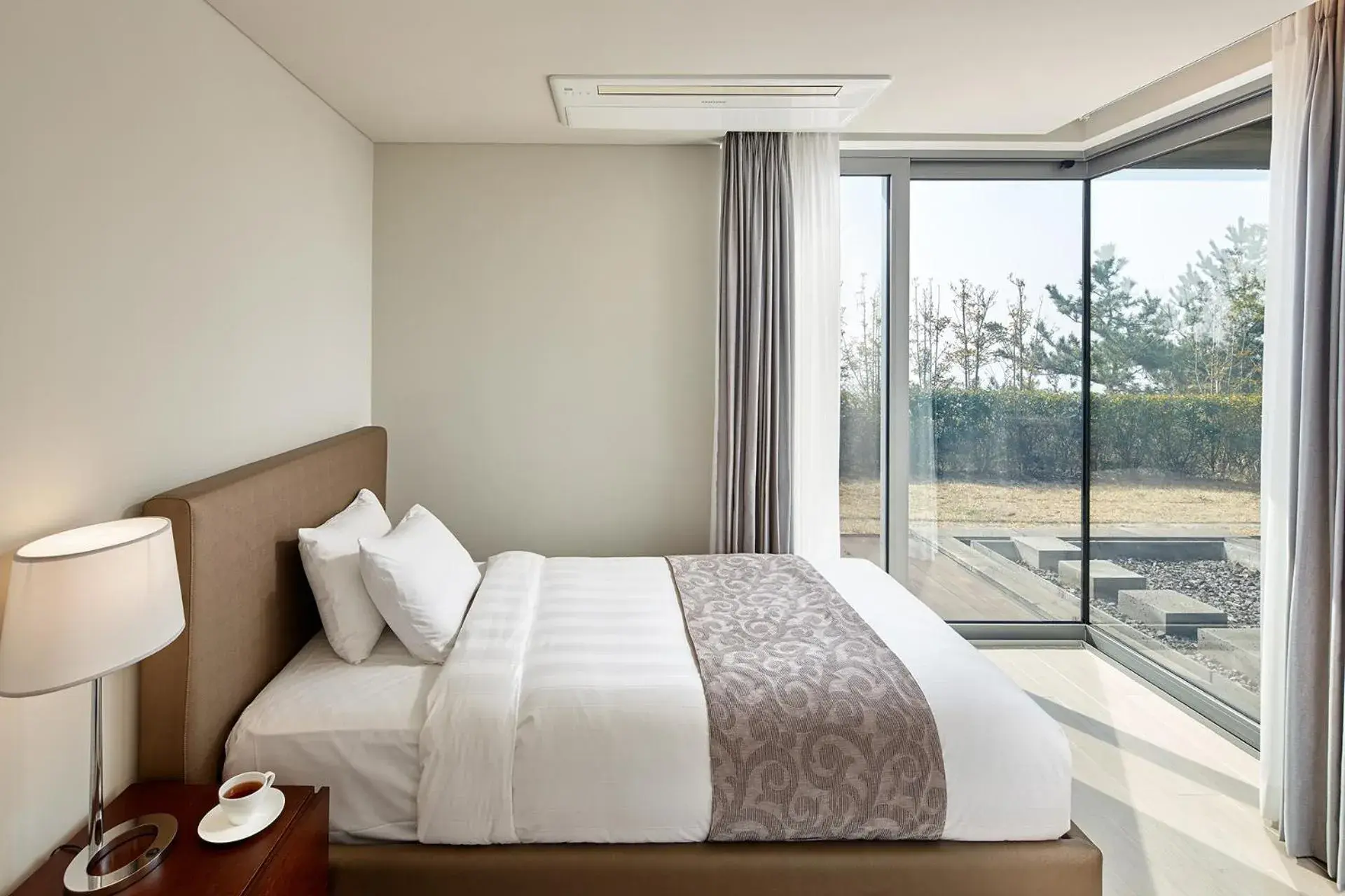 Bed in Lotte Resort Jeju Artvillas