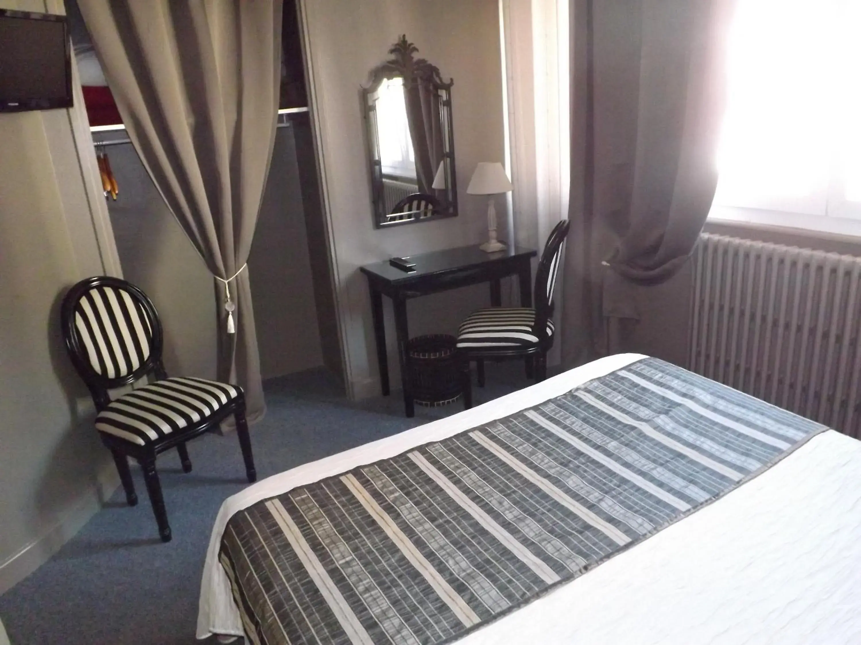Bed in Hôtel De Londres