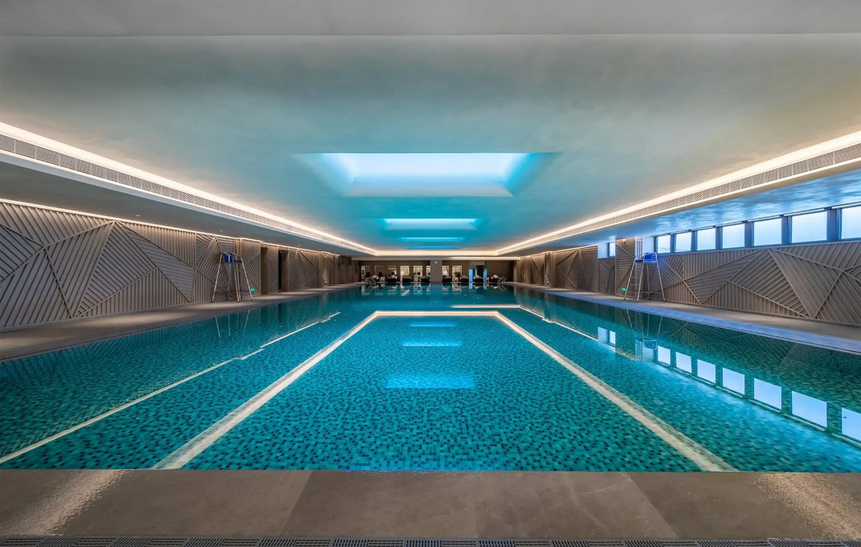 Swimming pool in HUALUXE Xi'an Chanba by IHG-西安浐灞华邑酒店-Near Xi'an International Convention Exhibition Center and Shopping mall and The Romantic show of Xi'an-Free Luggage Storage-English Service Swimming pool in HUALUXE Xi'an Chanba by IHG-西安浐灞华邑酒店-Near Xi'an International Convention Exhibition Center and Shopping mall and The Romantic show of Xi'an-Free Luggage Storage-English Service