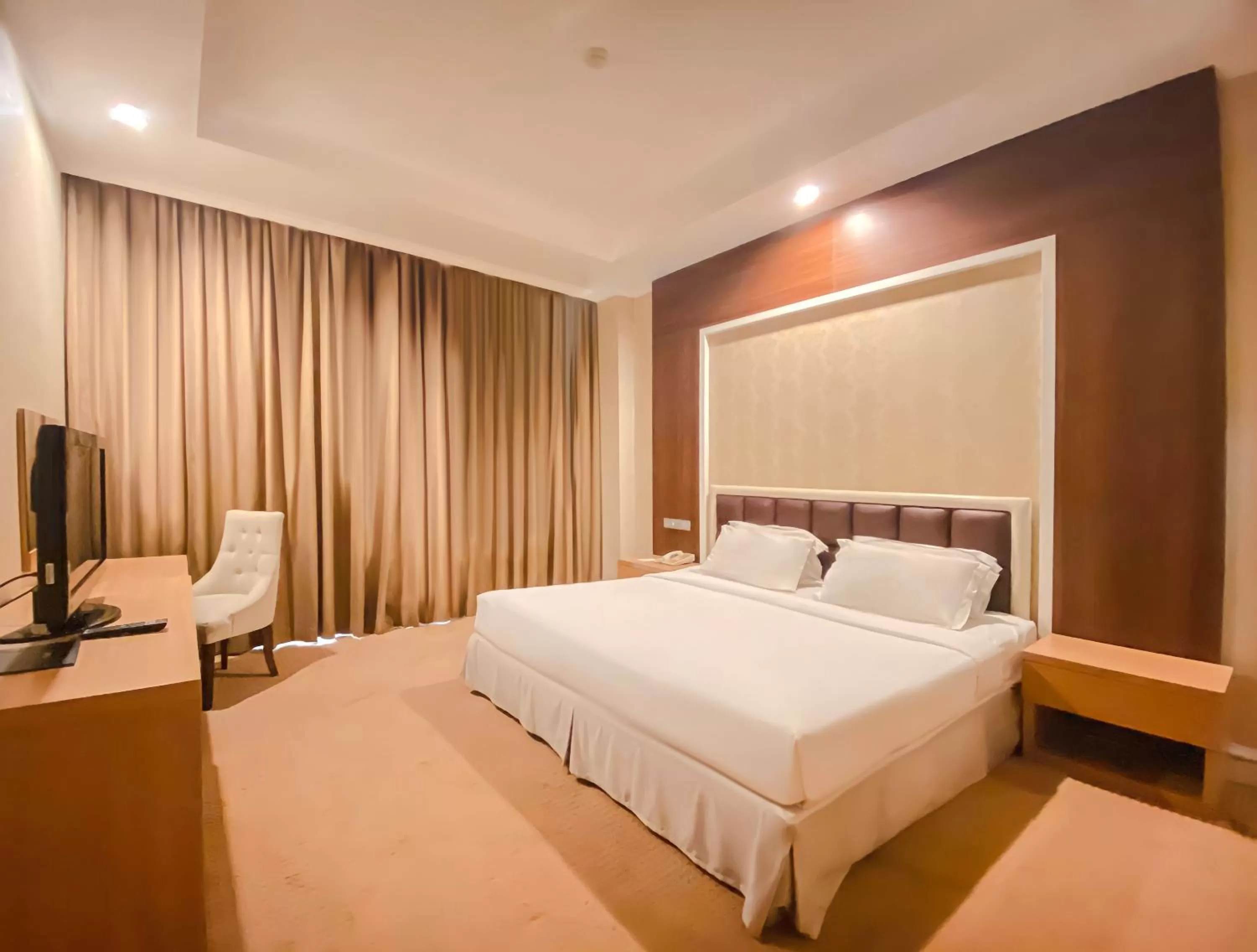 Bed in Surabaya Suites Hotel Powered by Archipelago