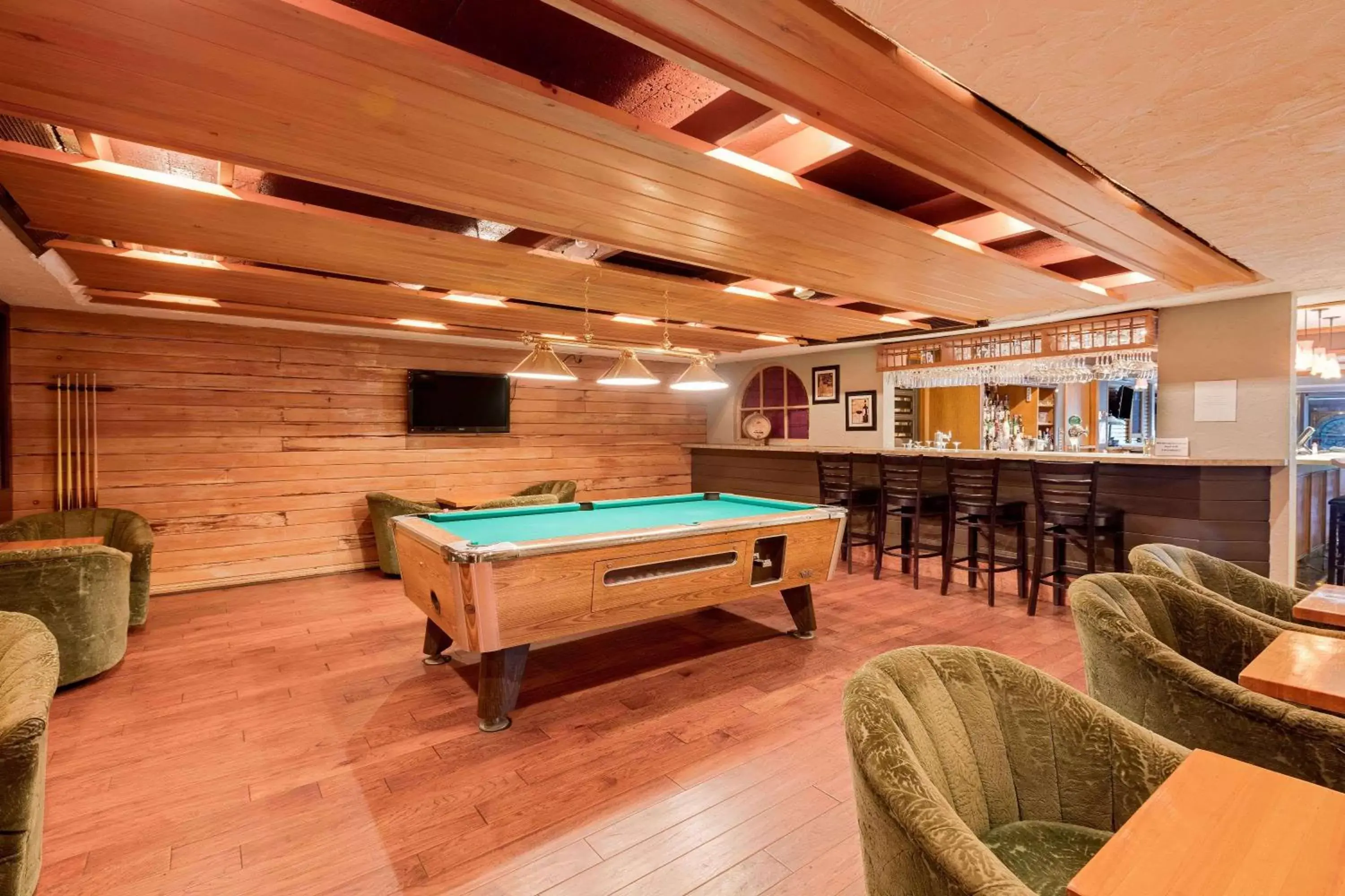 Lounge or bar, Billiards in Ramada by Wyndham Pinewood Park Resort North Bay