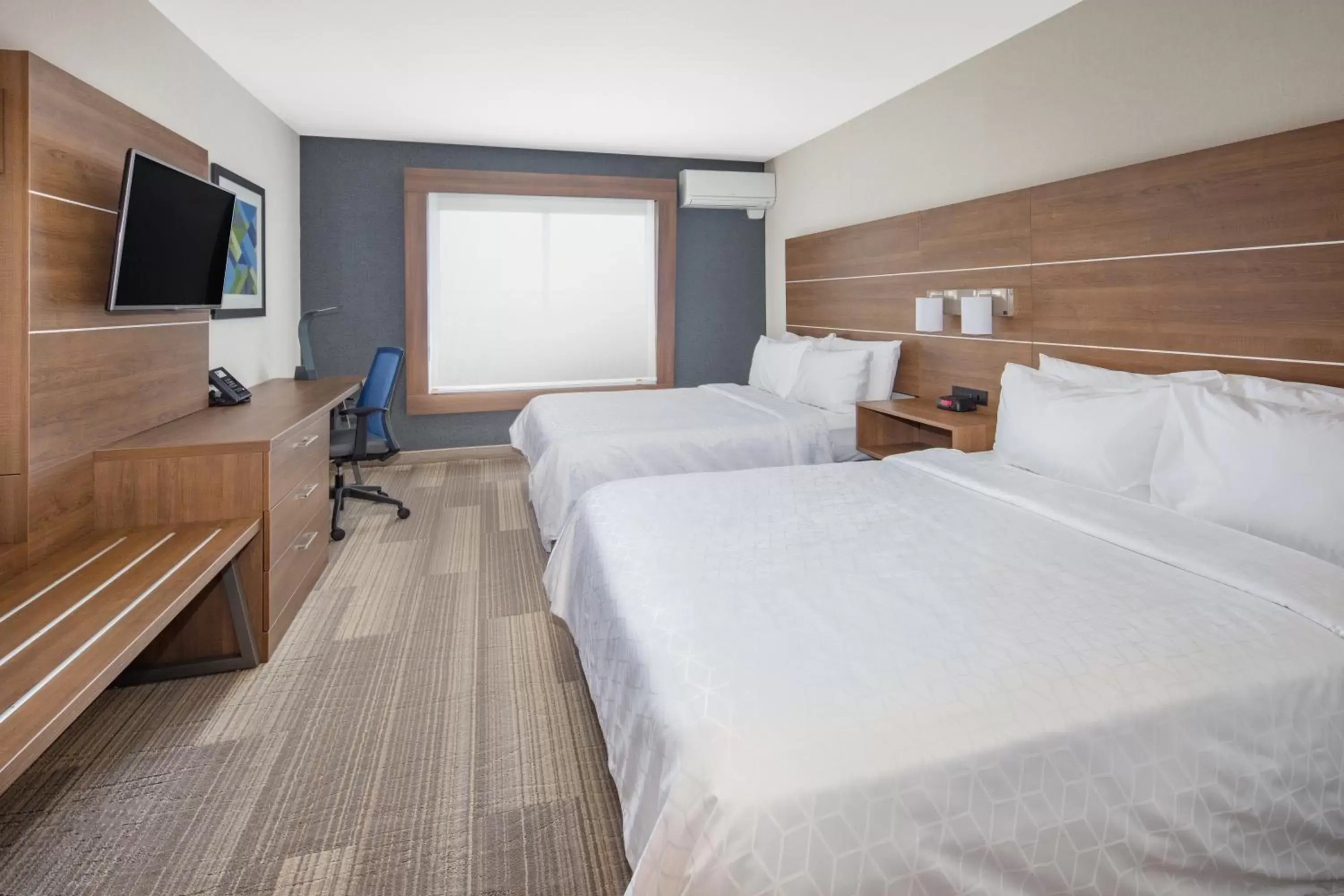 Bed in Holiday Inn Express Hotel & Suites San Diego Airport - Old Town, an IHG Hotel