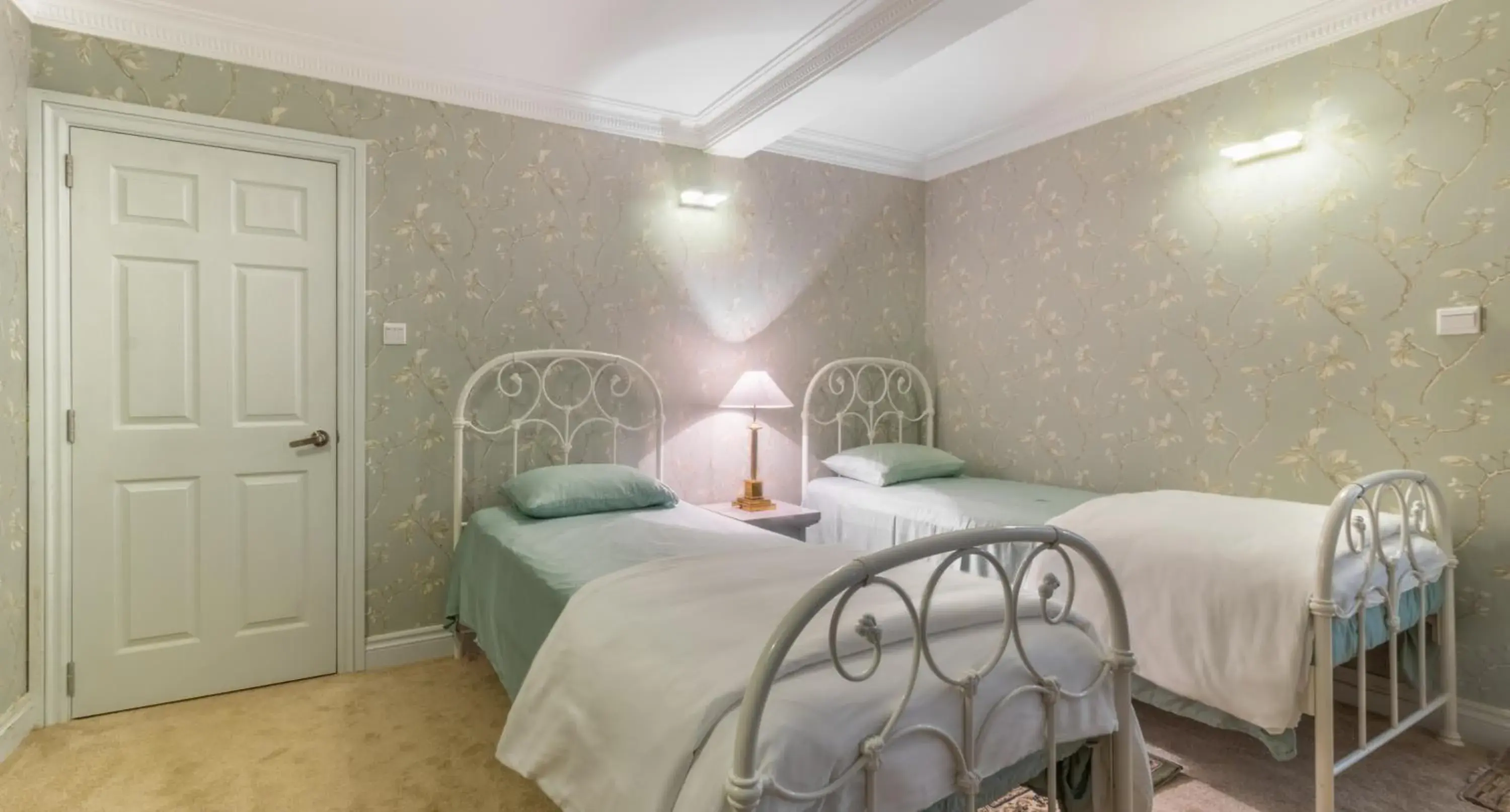 Deluxe Twin Room in Kent Cottage Deluxe Twin Room in Kent Cottage