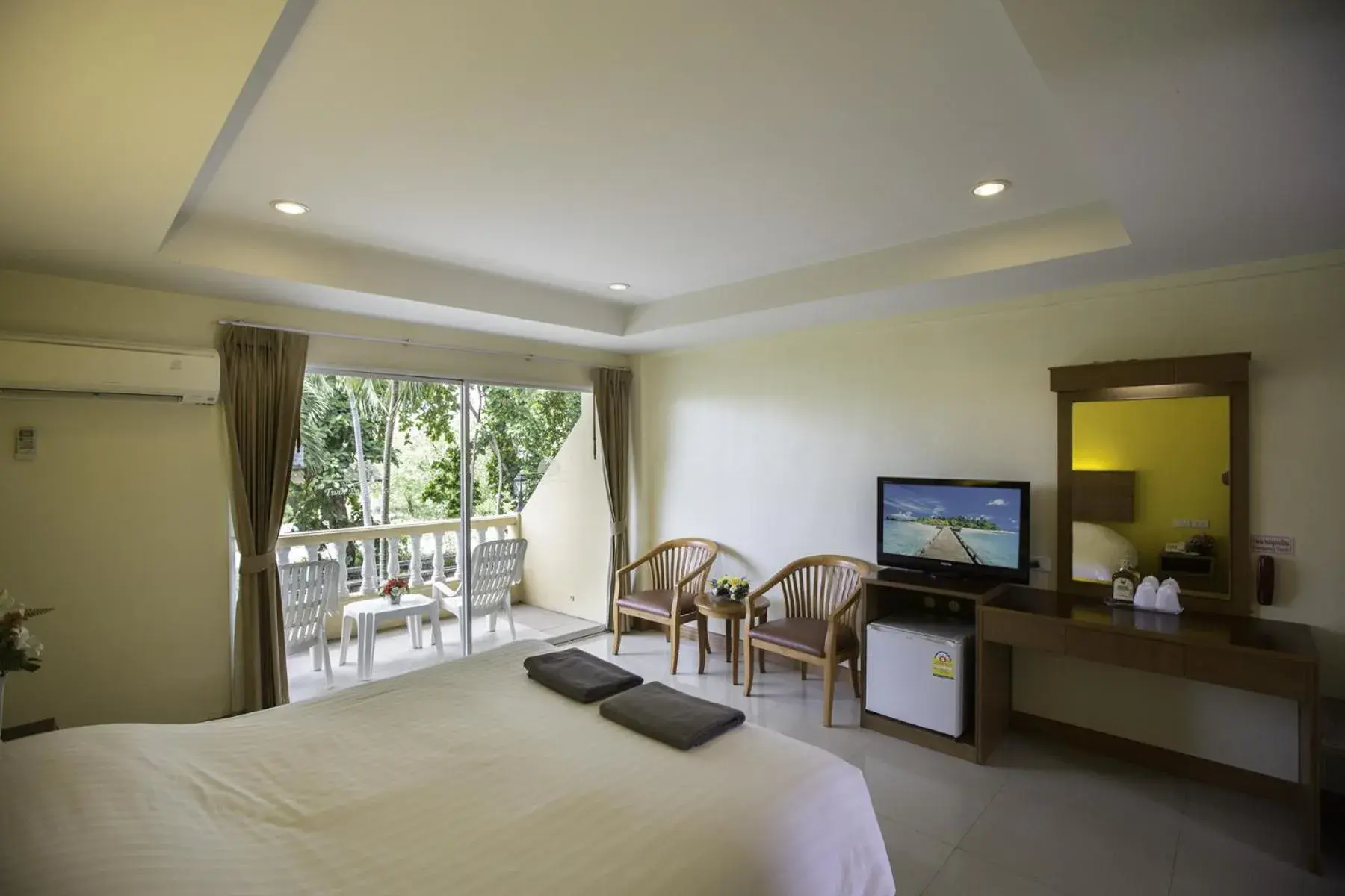 Photo of the whole room, TV/Entertainment Center in Twin Palms Resort Pattaya