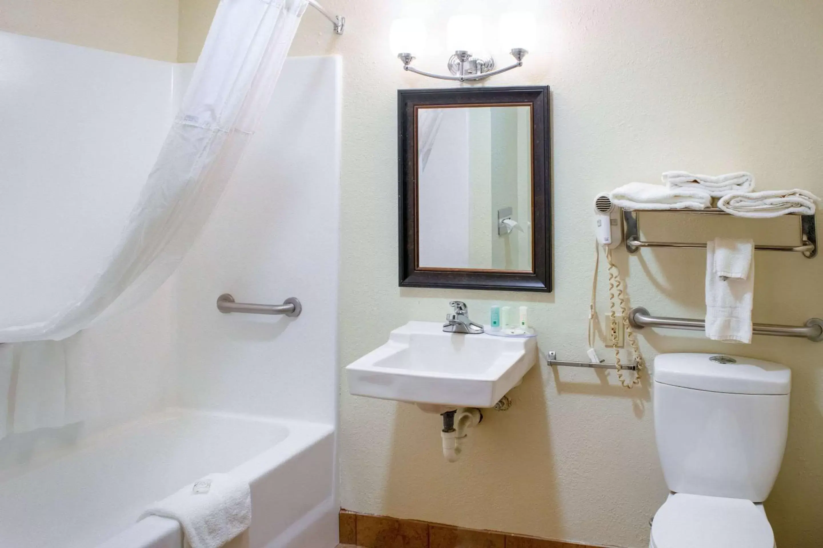 Photo of the whole room, Bathroom in Quality Inn Plainfield - Indianapolis West