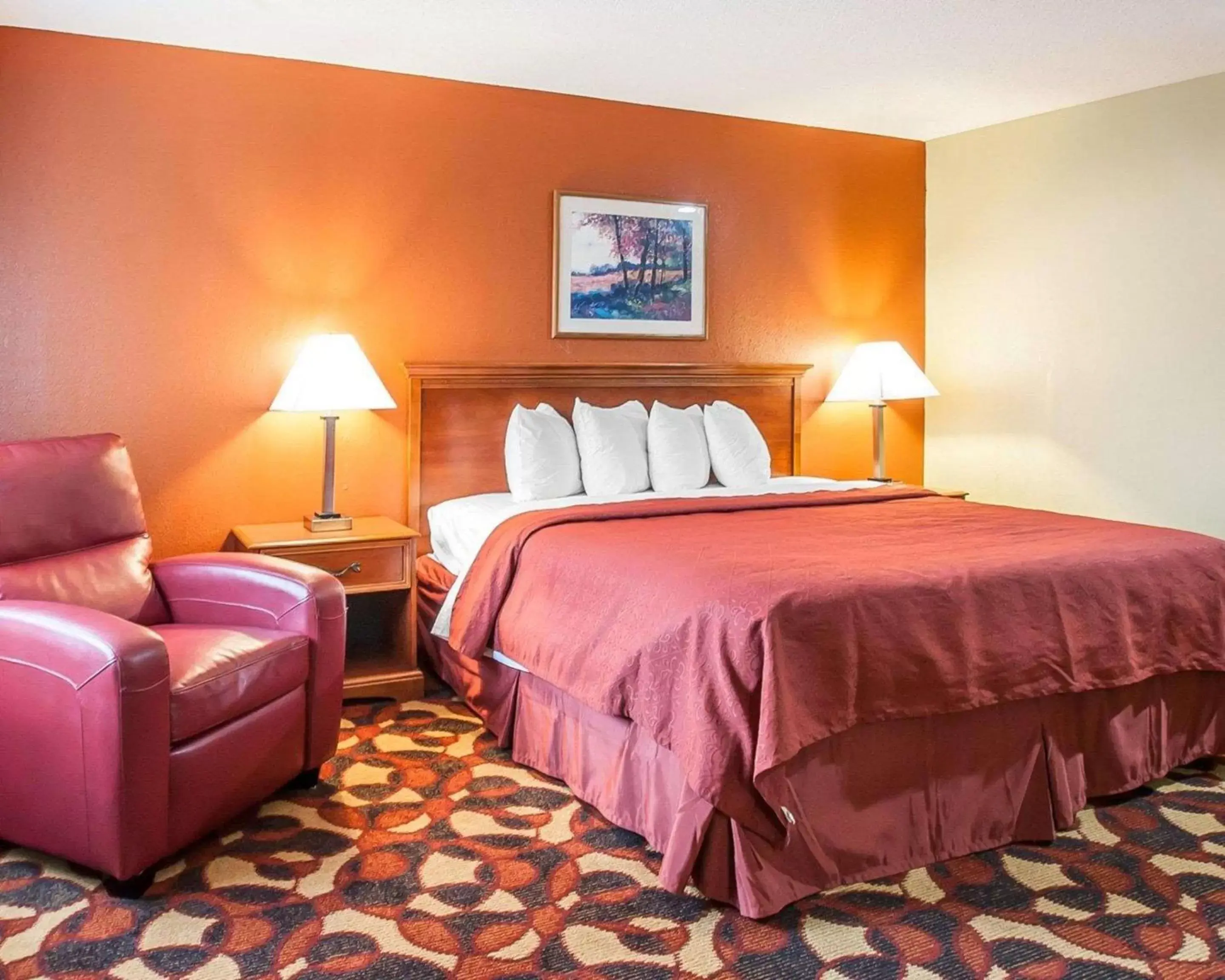 Photo of the whole room, Bed in Quality Inn & Suites Kansas City I-435N Near Sports Complex