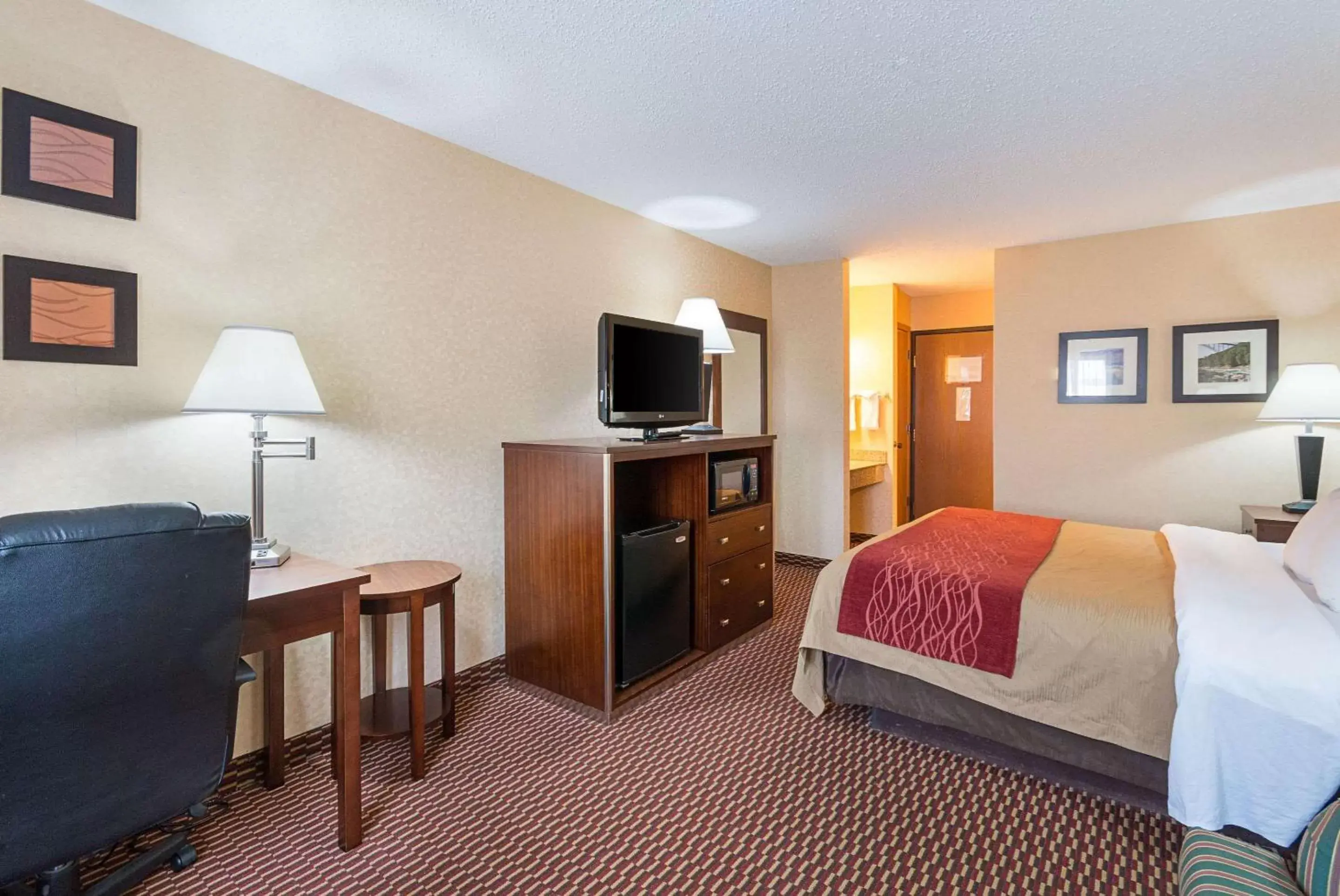 Photo of the whole room, TV/Entertainment Center in Quality Inn Parkersburg North-Vienna