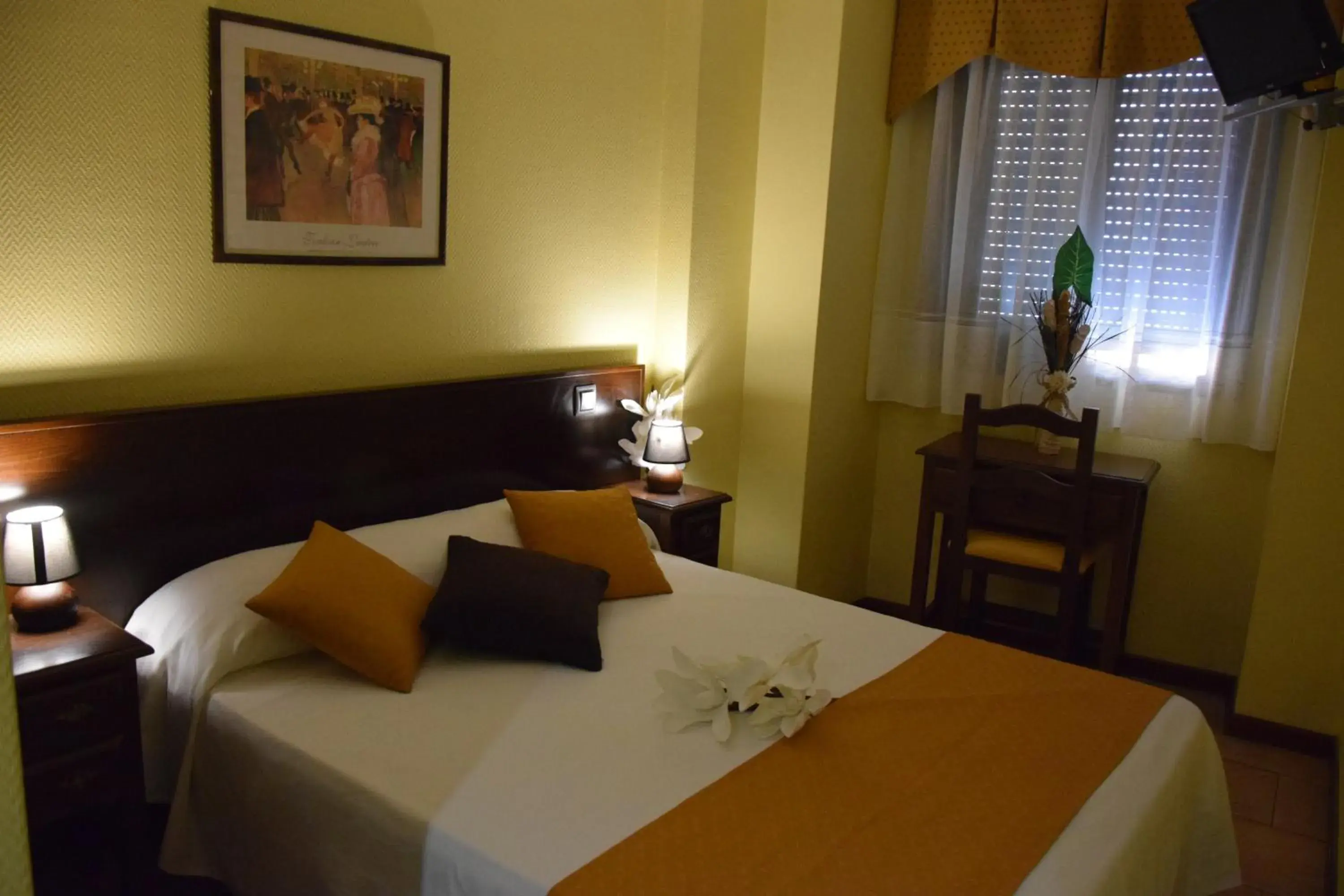 Photo of the whole room, Room Photo in Hotel Complutense