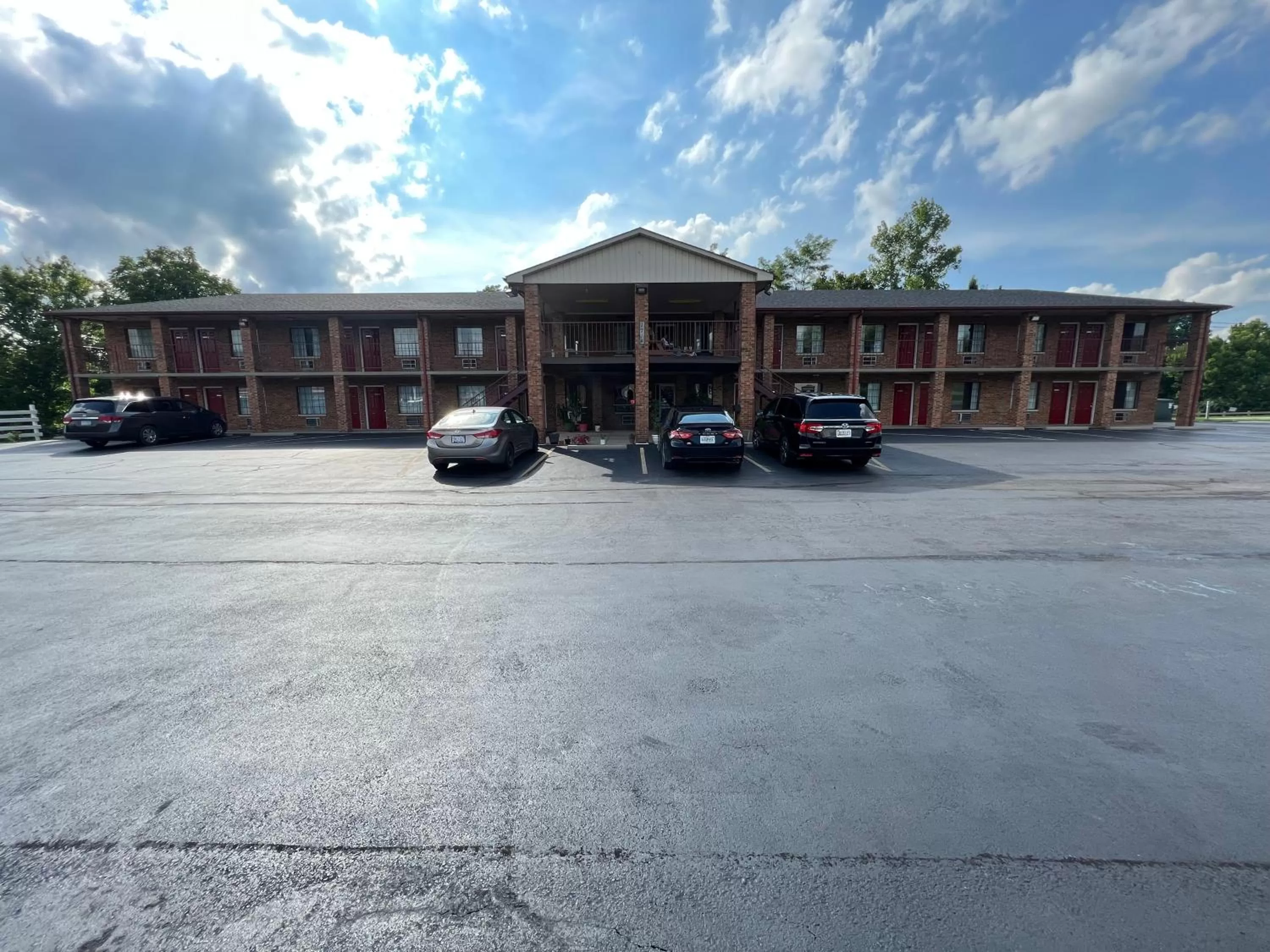 Property building in Americas Inn Bardstown