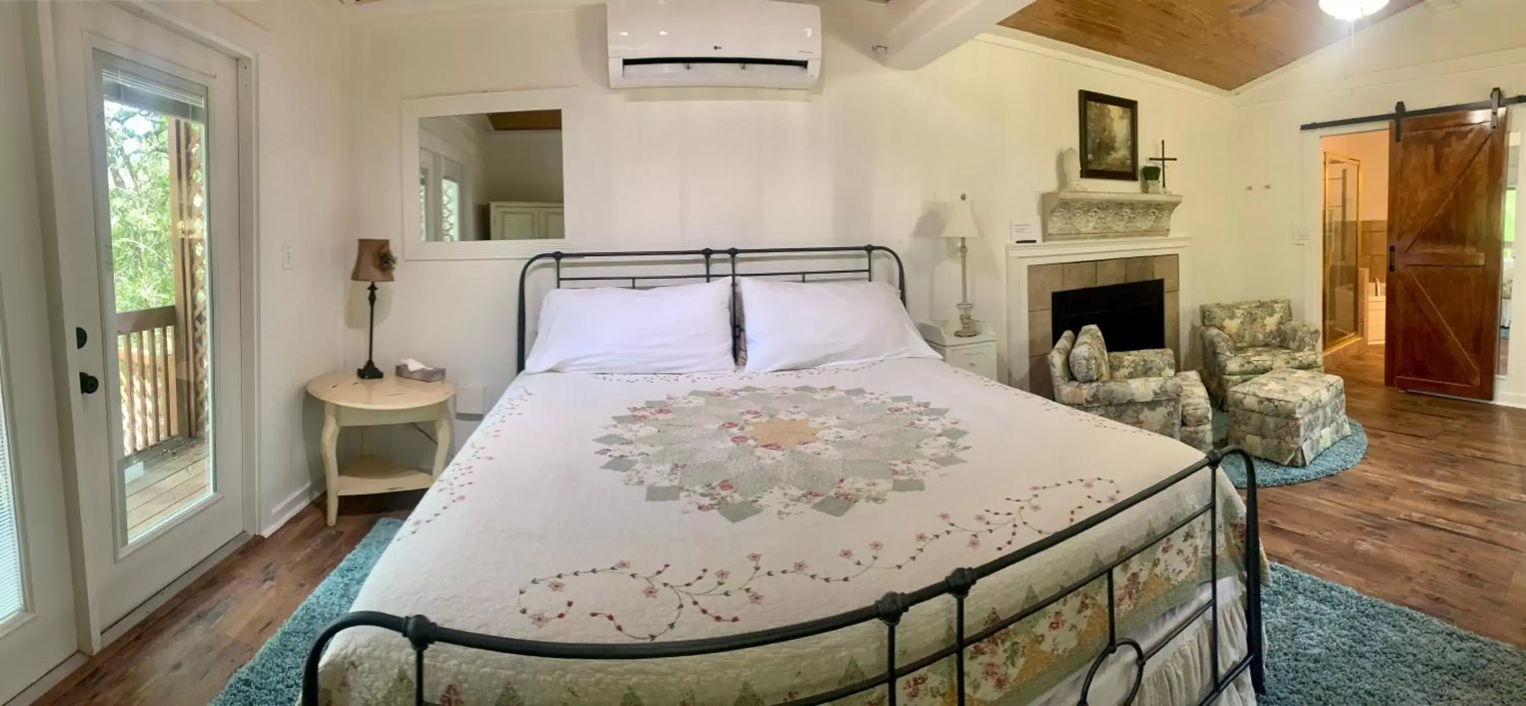 Photo of the whole room, Bed in Lamb's Rest Inn