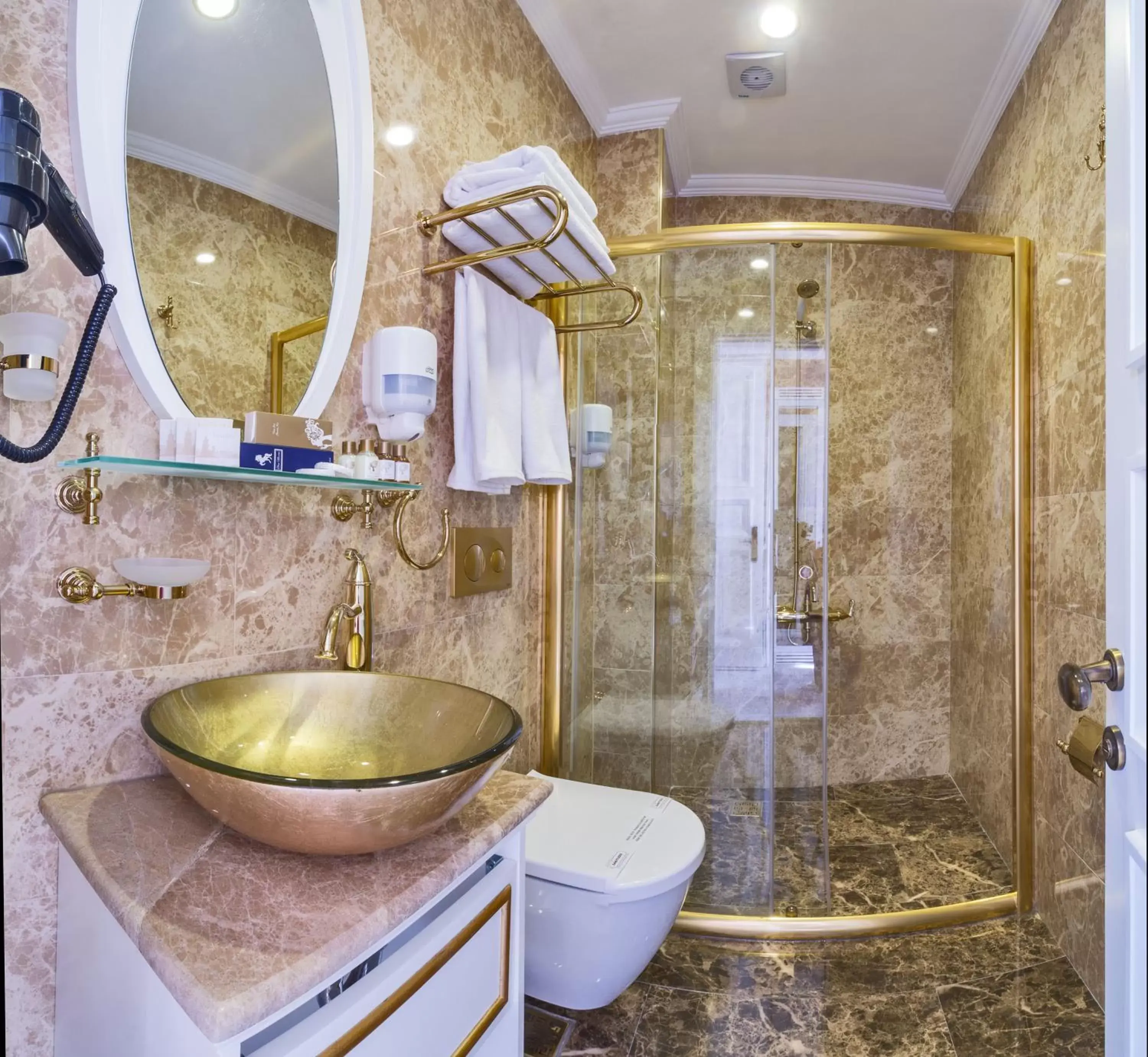 Shower, Bathroom in Alpek Hotel