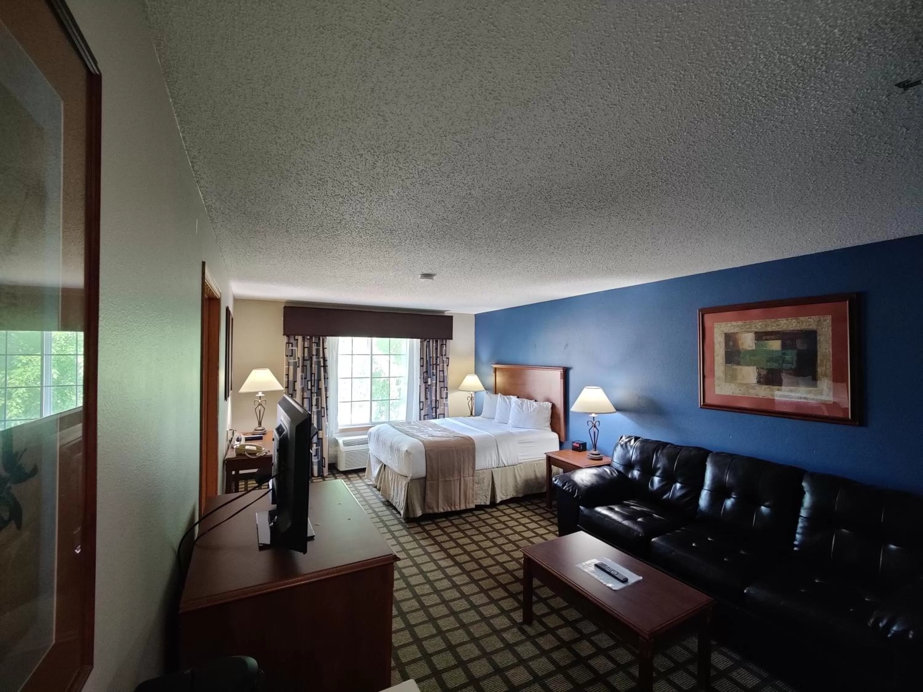 Living room, Bed in Baymont by Wyndham Albany MN