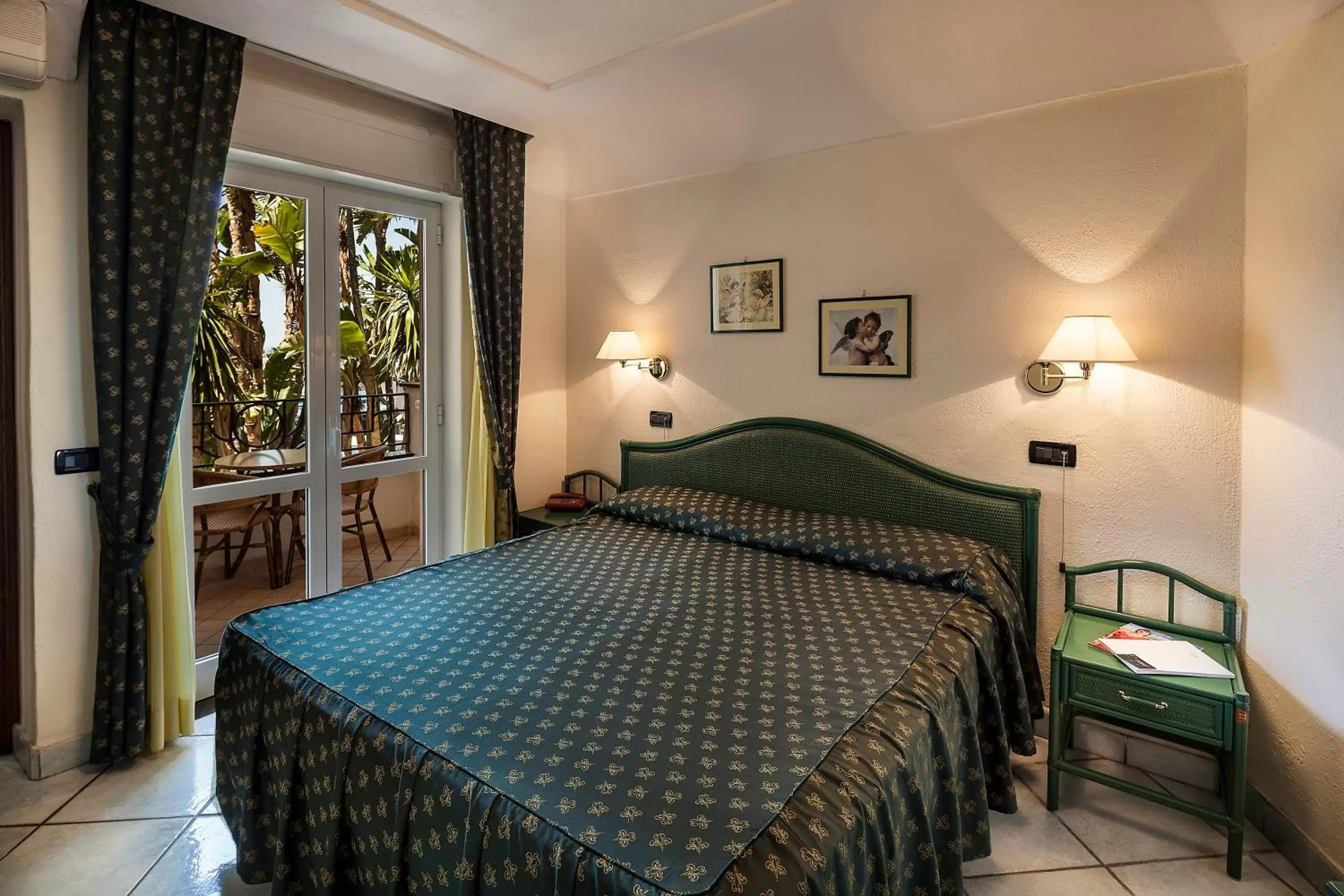 Bed in Sorriso Thermae Resort & Spa