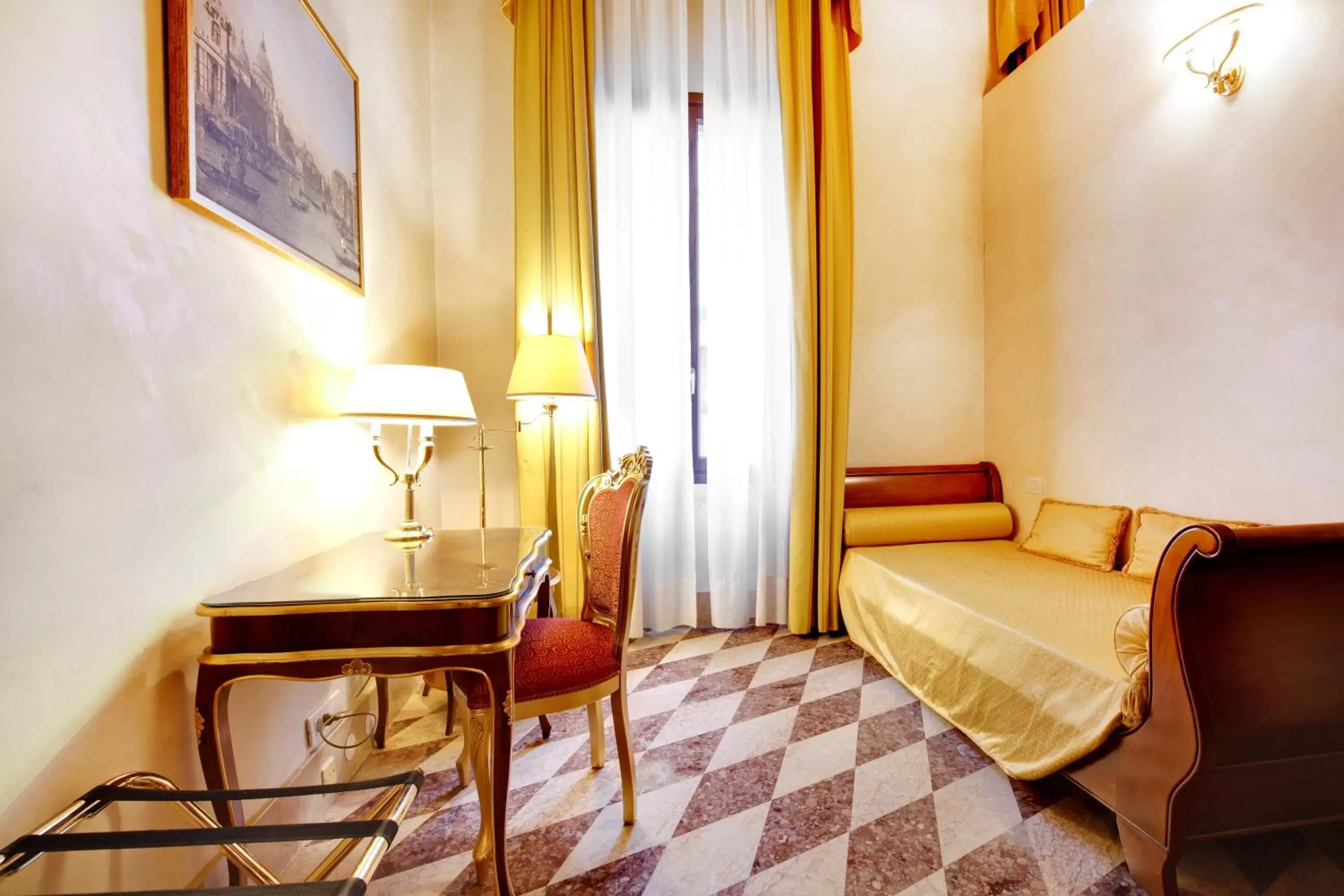 Bed, Seating Area in Hotel Donà Palace