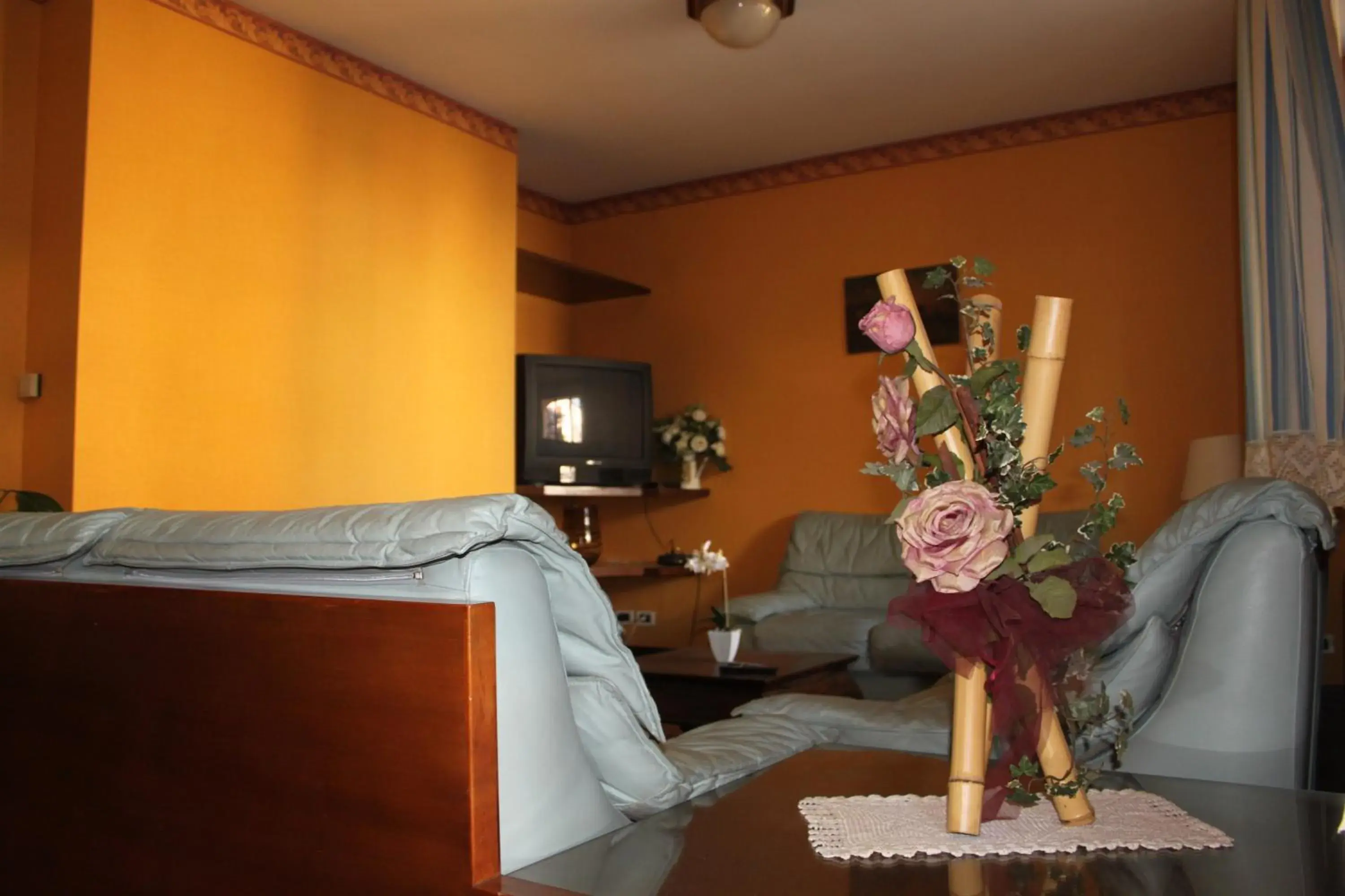 Communal lounge/ TV room, Seating Area in Hotel Girasole