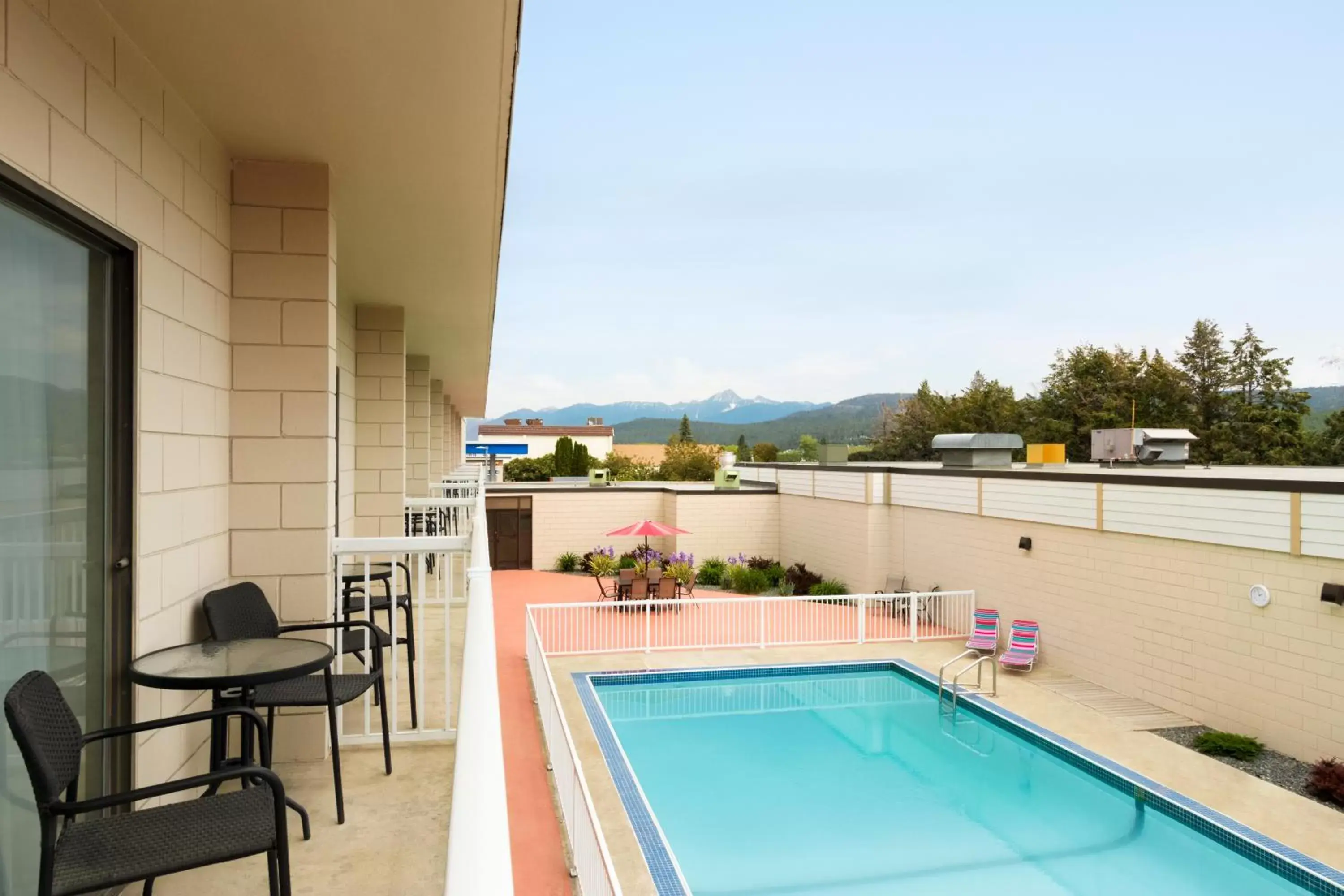 Lobby or reception, Pool View in Days Inn by Wyndham Cranbrook Conference Centre