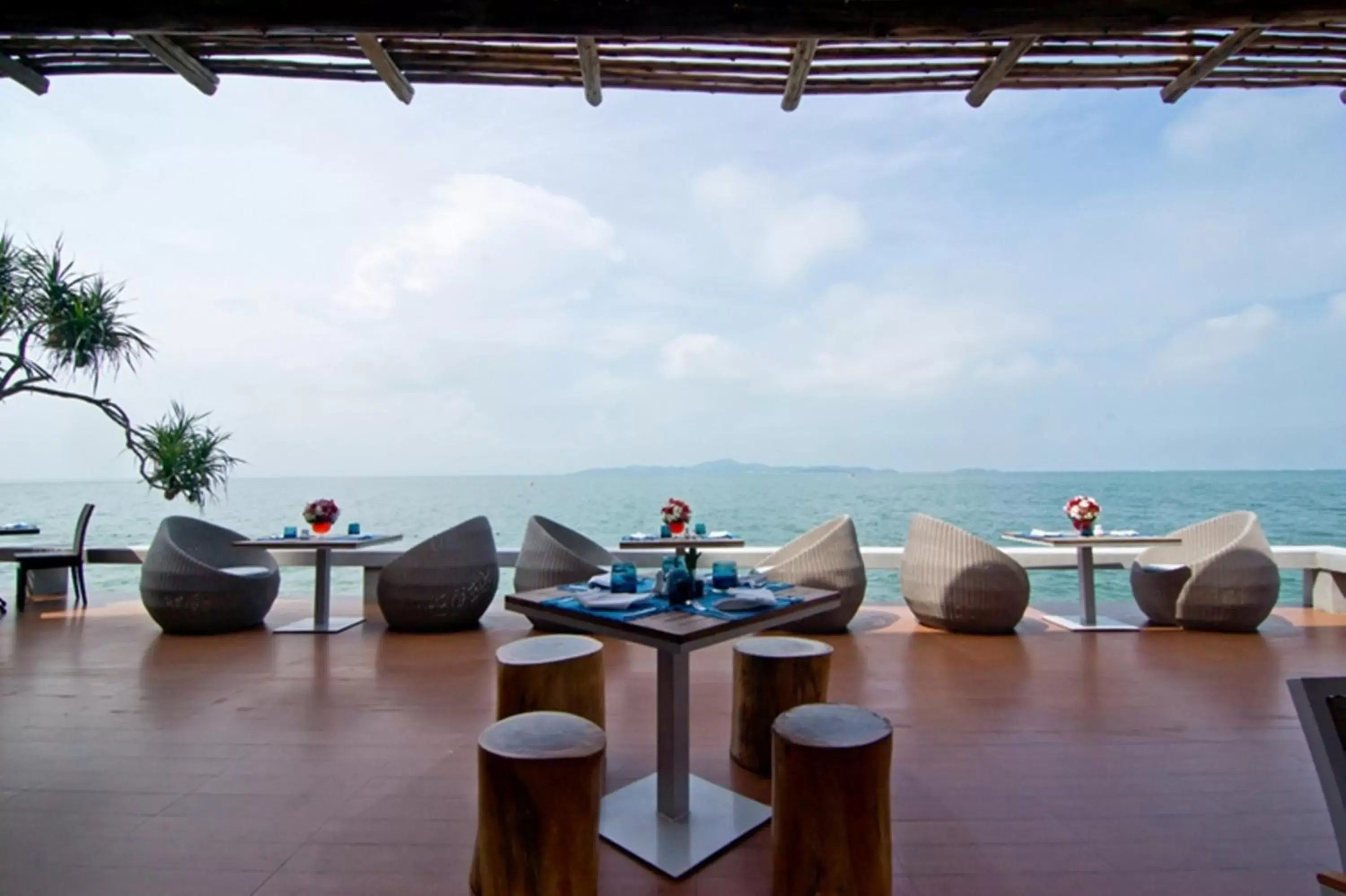 Lounge or bar, Patio/Outdoor Area in Royal Cliff Beach Hotel Pattaya