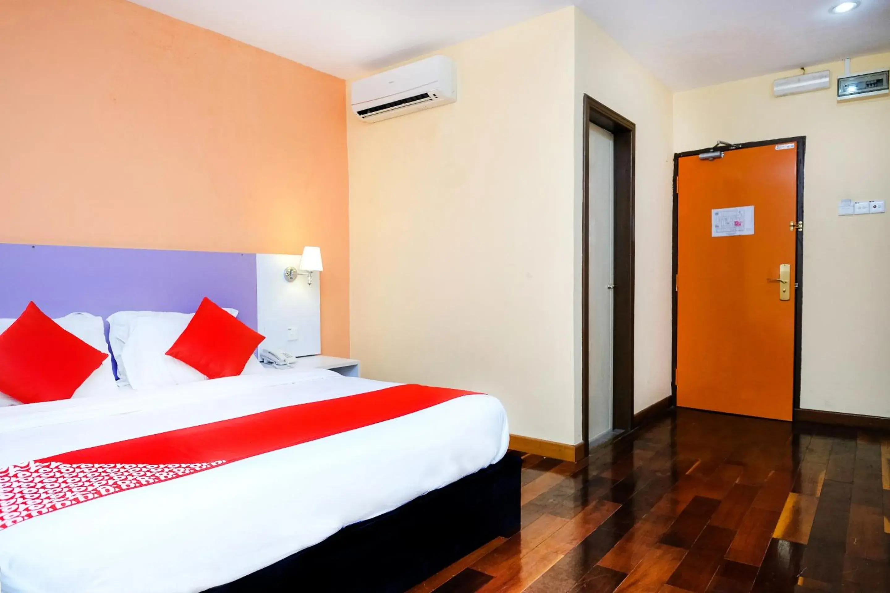 Bedroom, Bed in Super OYO 546 Grand City Hotel