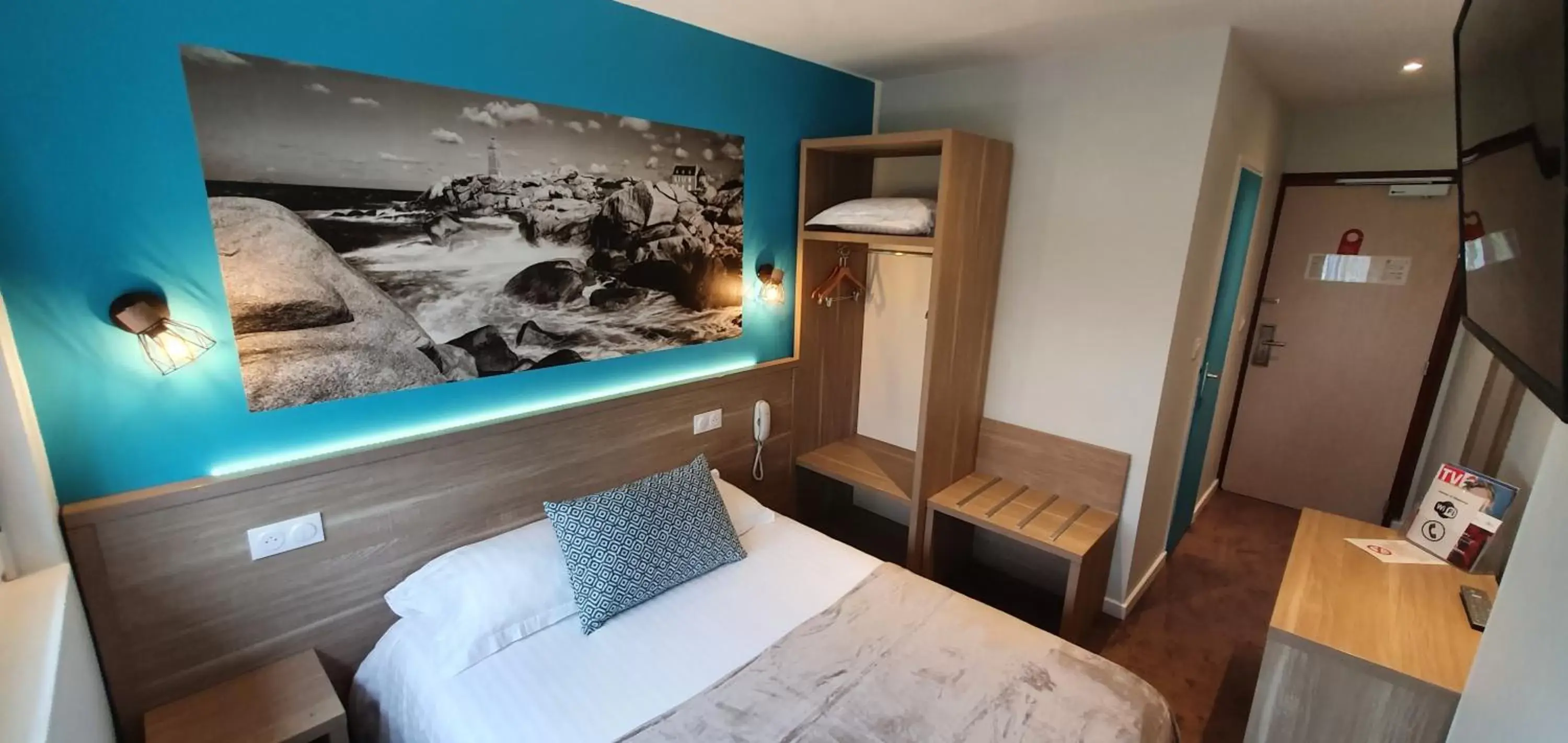 Shower, Bed in The Originals City, Hôtel Les Océanes, Lorient (Inter-Hotel)