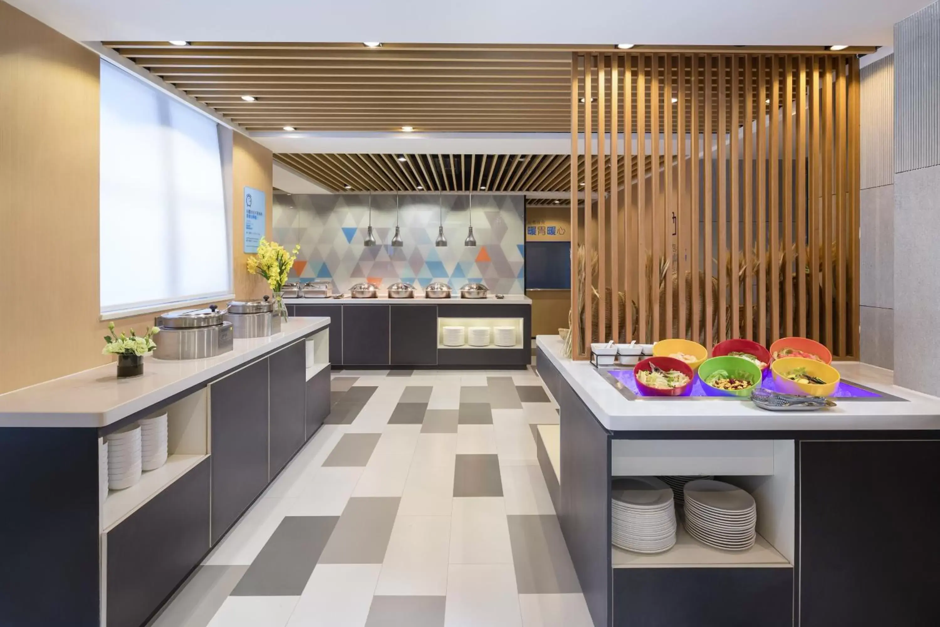 Restaurant/places to eat, Kitchen/Kitchenette in Holiday Inn Express Foshan Chancheng, an IHG Hotel