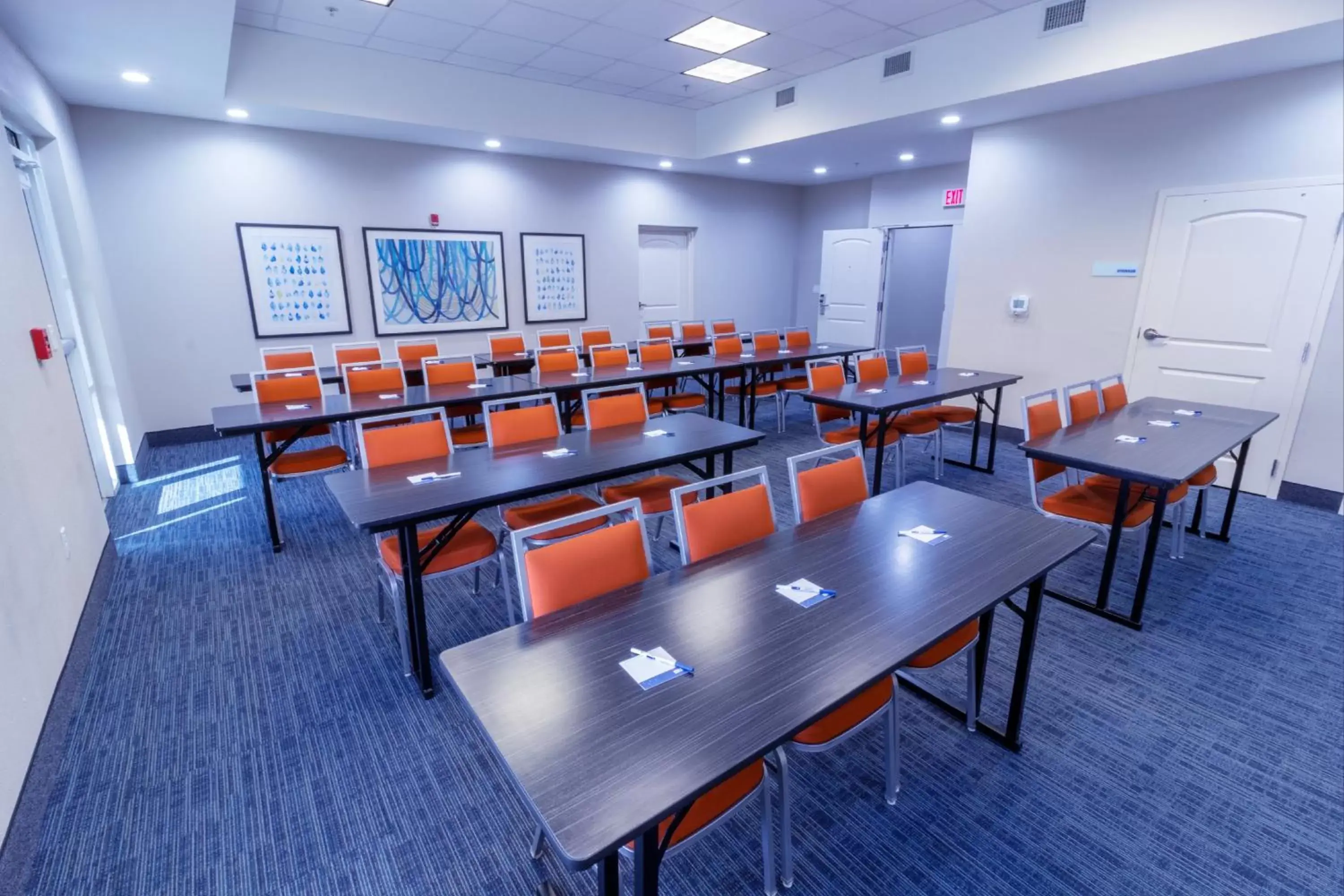 Meeting/conference room in Holiday Inn Express Hotel & Suites Crestview South I-10, an IHG Hotel