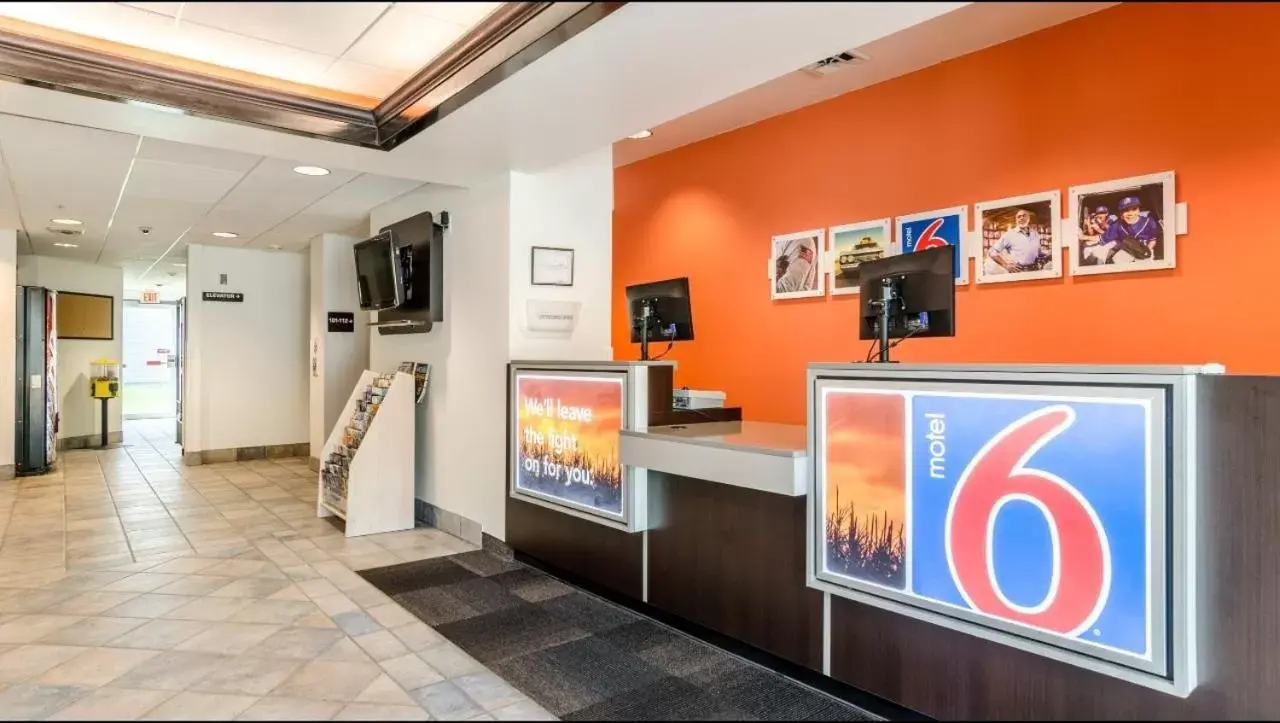 Lobby/Reception in Motel 6-Kearney, NE