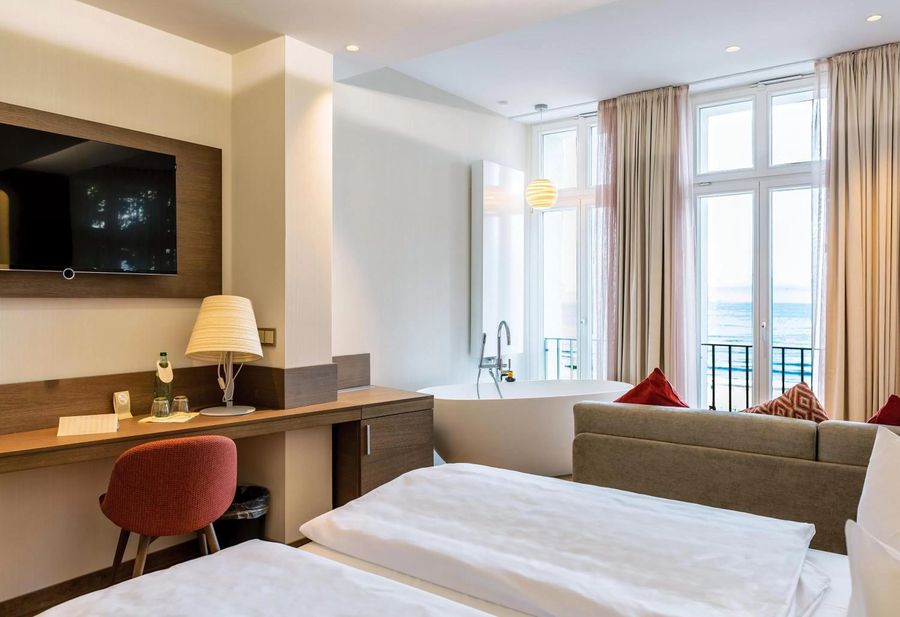 TV and multimedia, Bed in SEETELHOTEL Strandhotel Atlantic das Boutiquehotel am Meer