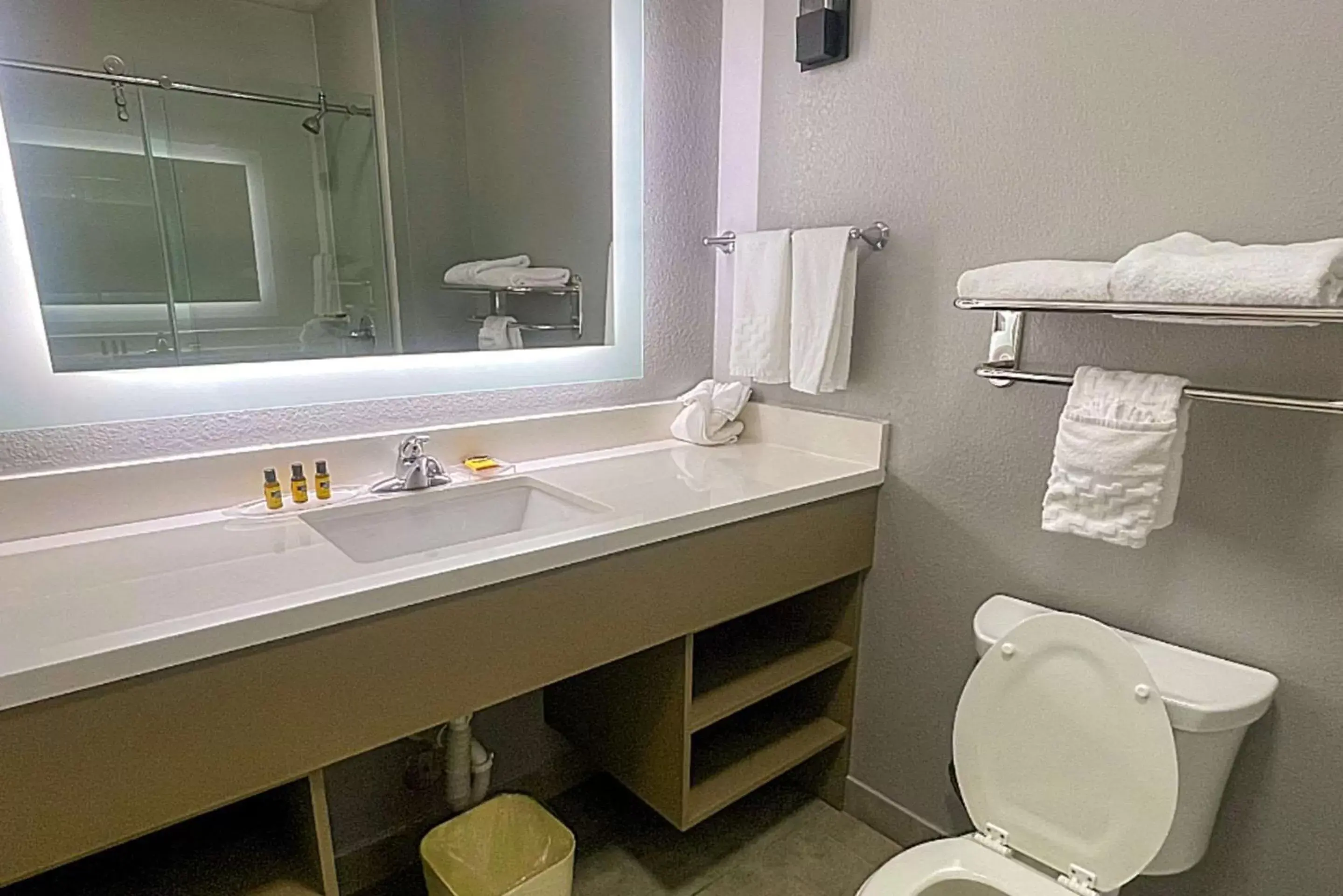 Bedroom, Bathroom in Comfort Suites Seabrook - Kemah